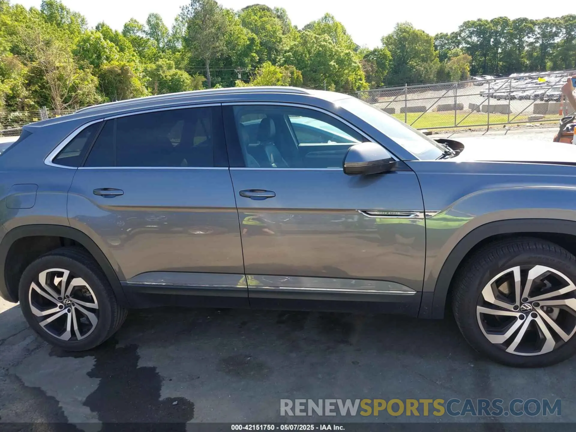 13 Photograph of a damaged car 1V2NE2CA0LC224717 VOLKSWAGEN ATLAS CROSS SPORT 2020