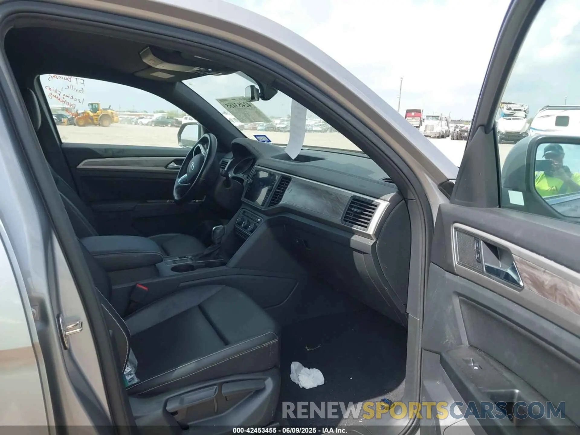 5 Photograph of a damaged car 1V2YC2CA1LC204740 VOLKSWAGEN ATLAS CROSS SPORT 2020