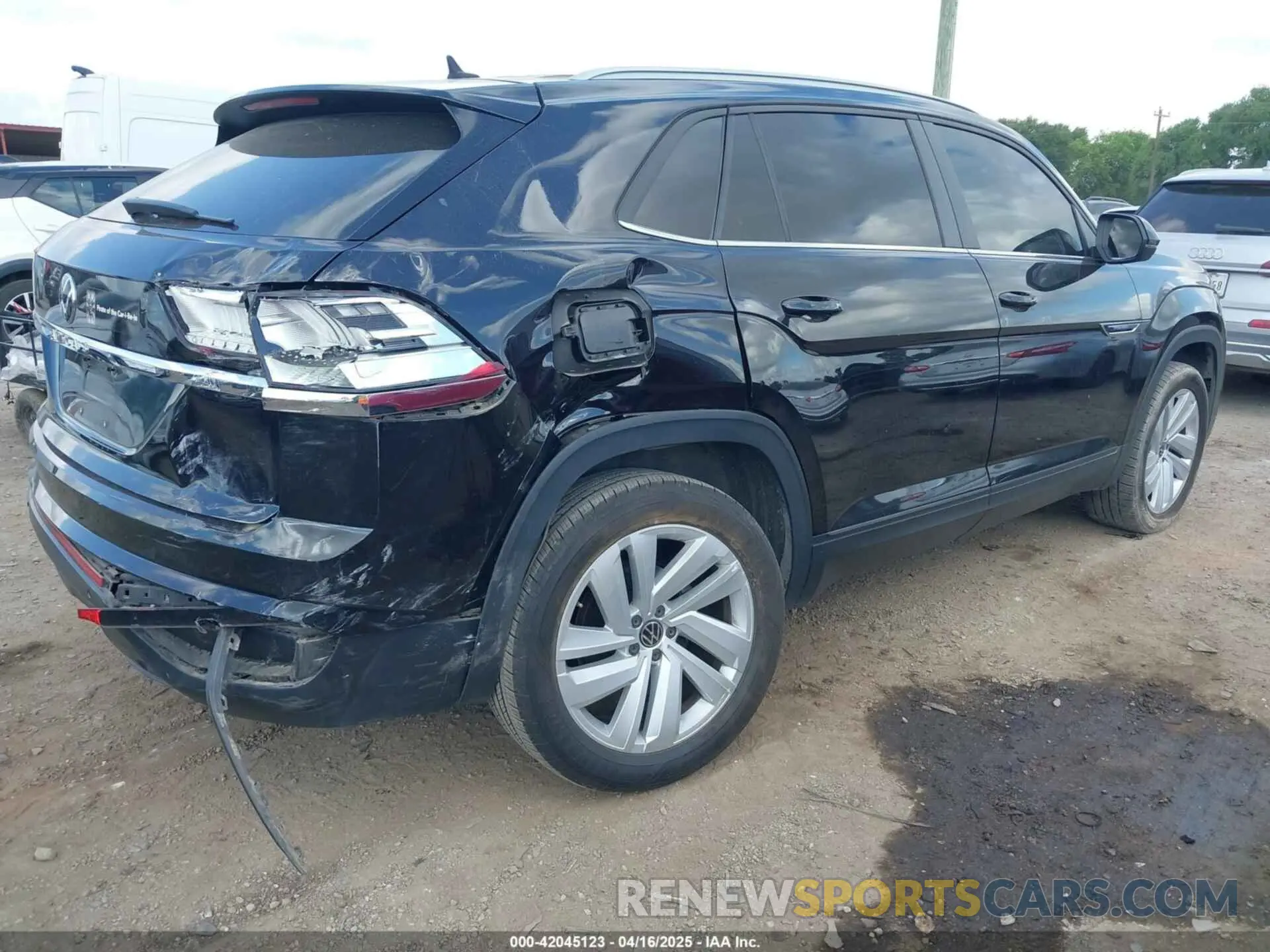 4 Photograph of a damaged car 1V2YE2CA3LC224739 VOLKSWAGEN ATLAS CROSS SPORT 2020
