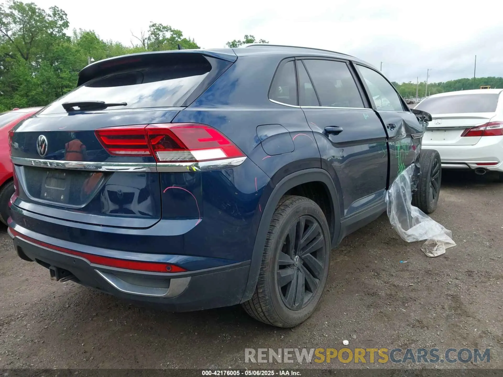 4 Photograph of a damaged car 1V2JE2CA4NC205458 VOLKSWAGEN ATLAS CROSS SPORT 2022