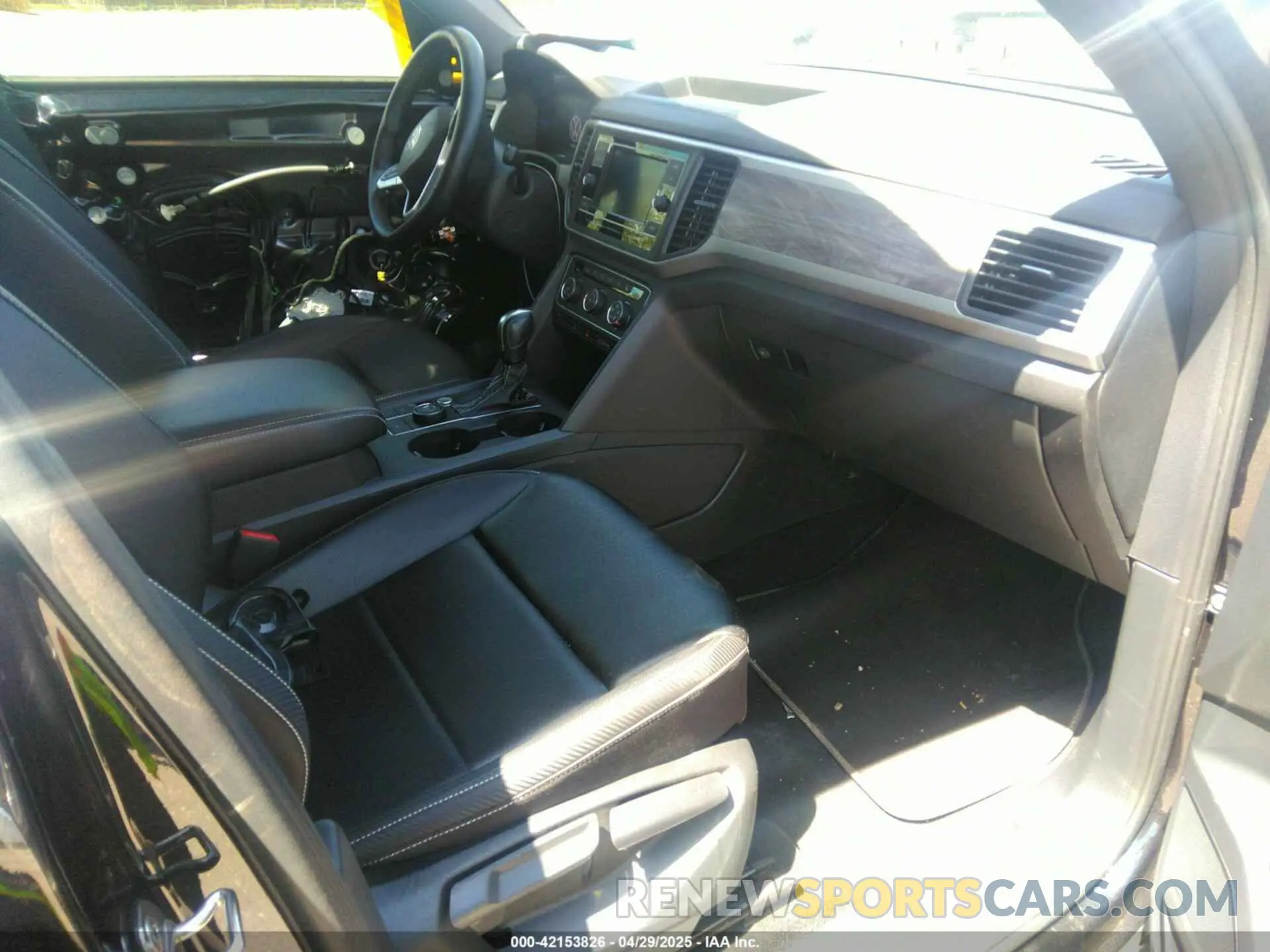 5 Photograph of a damaged car 1V2LC2CA6NC224124 VOLKSWAGEN ATLAS CROSS SPORT 2022