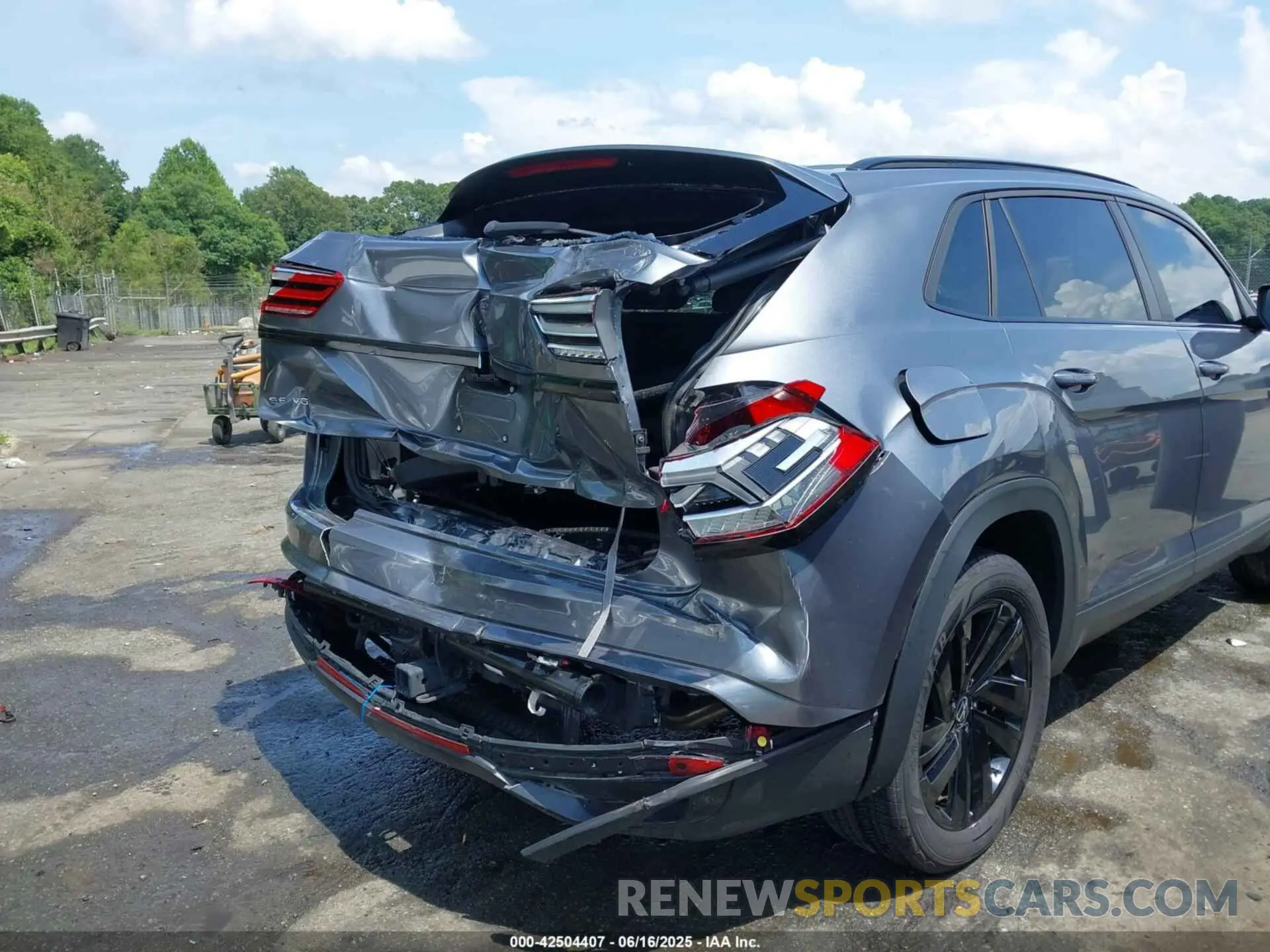 17 Photograph of a damaged car 1V2WE2CA0PC221794 VOLKSWAGEN ATLAS CROSS SPORT 2023