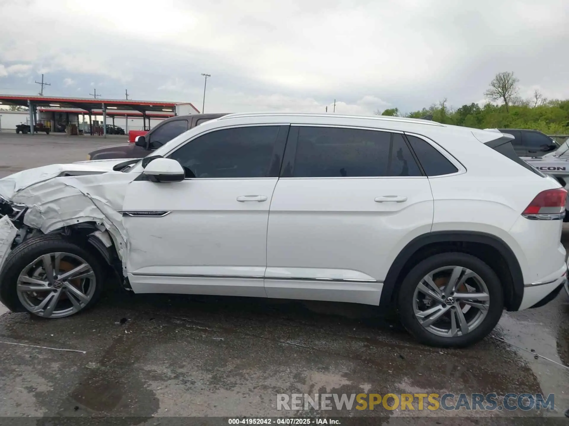 14 Photograph of a damaged car 1V2AE2CA8RC260355 VOLKSWAGEN ATLAS CROSS SPORT 2024