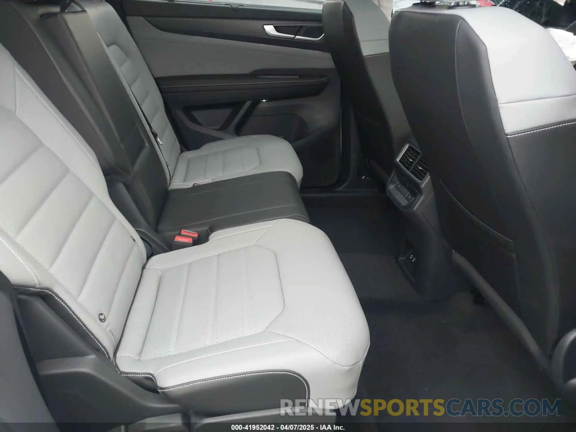 8 Photograph of a damaged car 1V2AE2CA8RC260355 VOLKSWAGEN ATLAS CROSS SPORT 2024