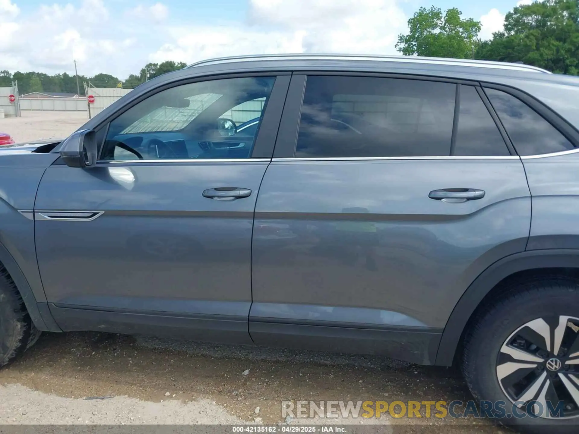 14 Photograph of a damaged car 1V2DE2CAXRC245627 VOLKSWAGEN ATLAS CROSS SPORT 2024