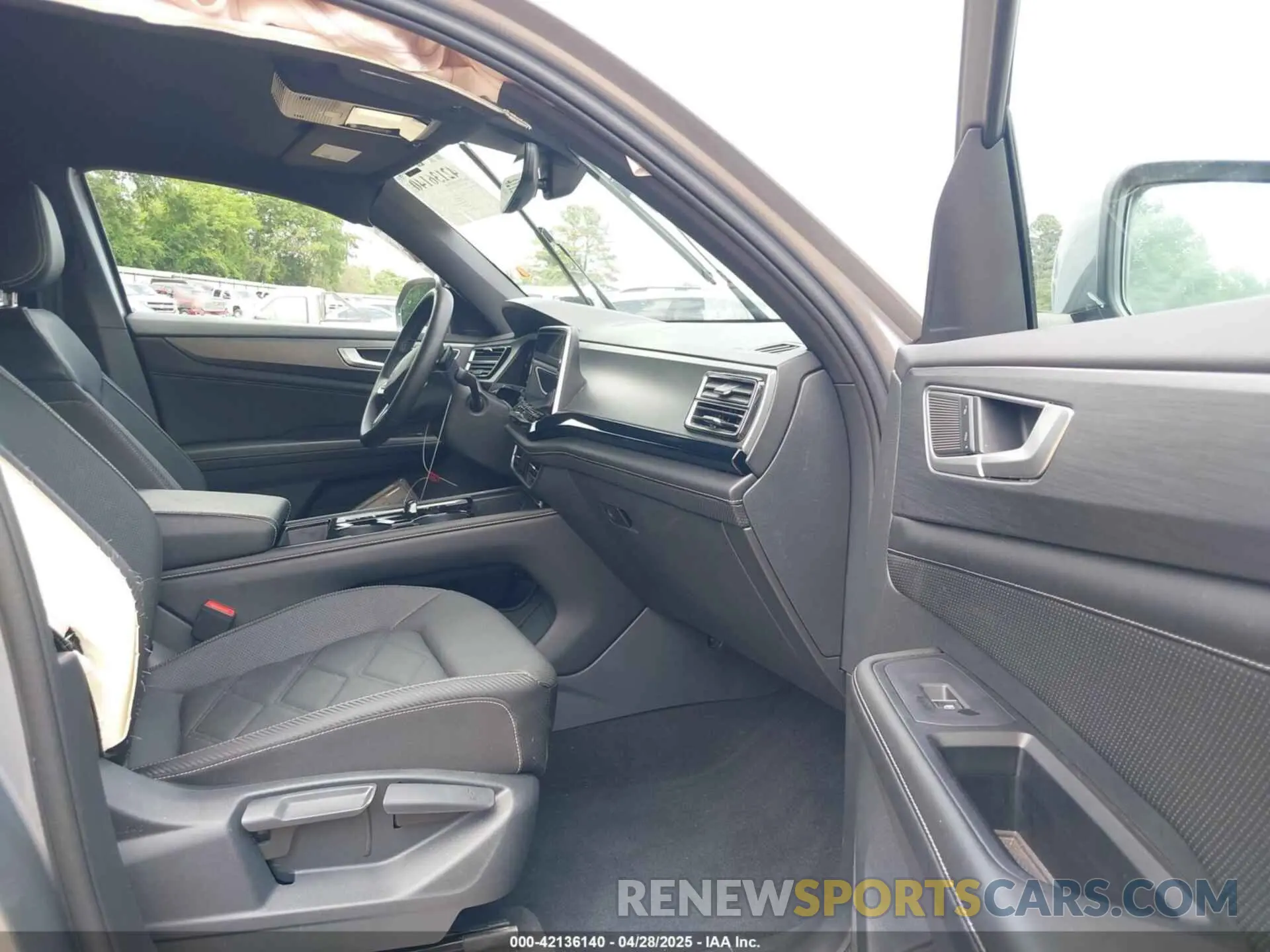 5 Photograph of a damaged car 1V2HE2CA9RC204293 VOLKSWAGEN ATLAS CROSS SPORT 2024
