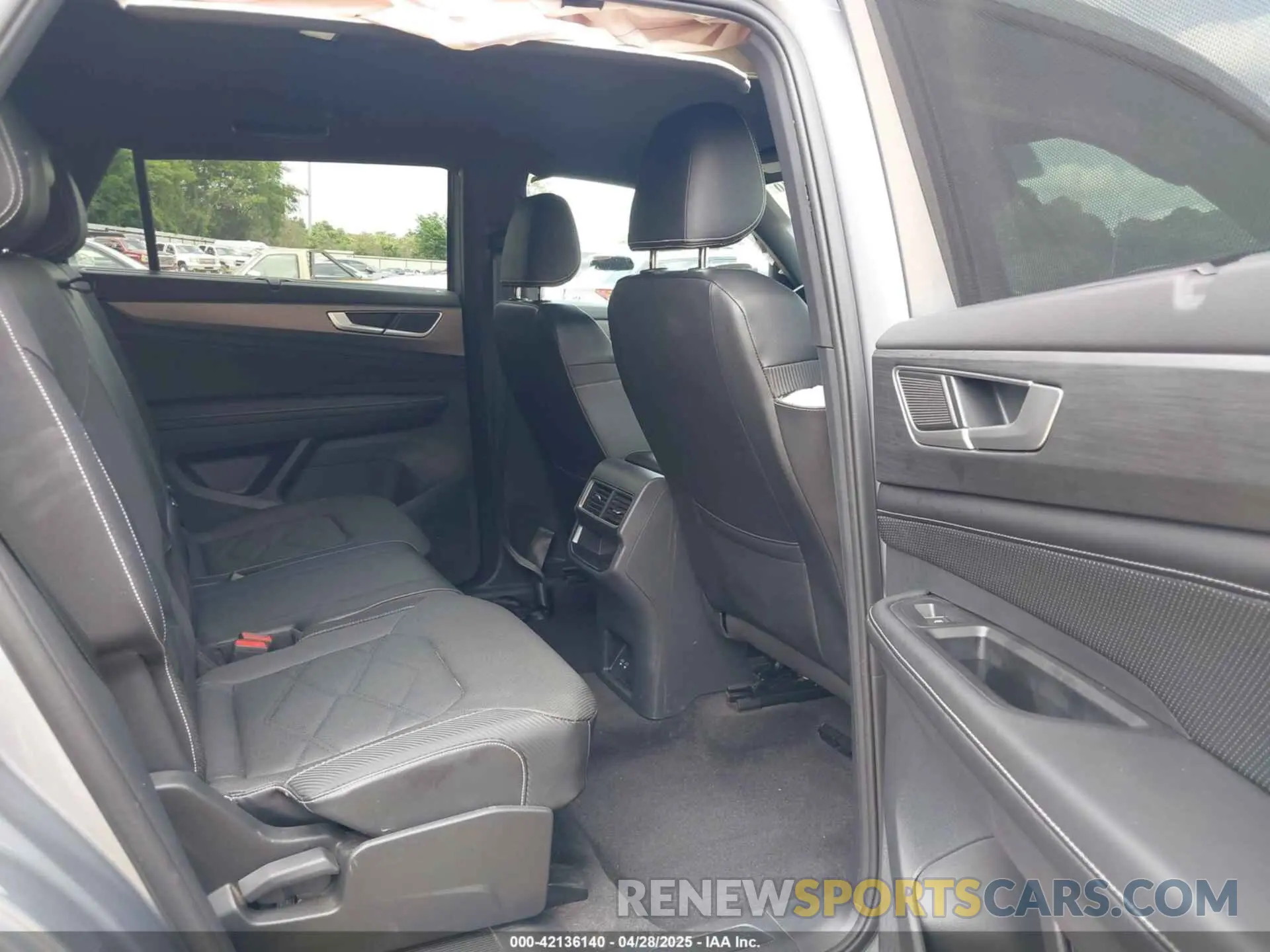 8 Photograph of a damaged car 1V2HE2CA9RC204293 VOLKSWAGEN ATLAS CROSS SPORT 2024