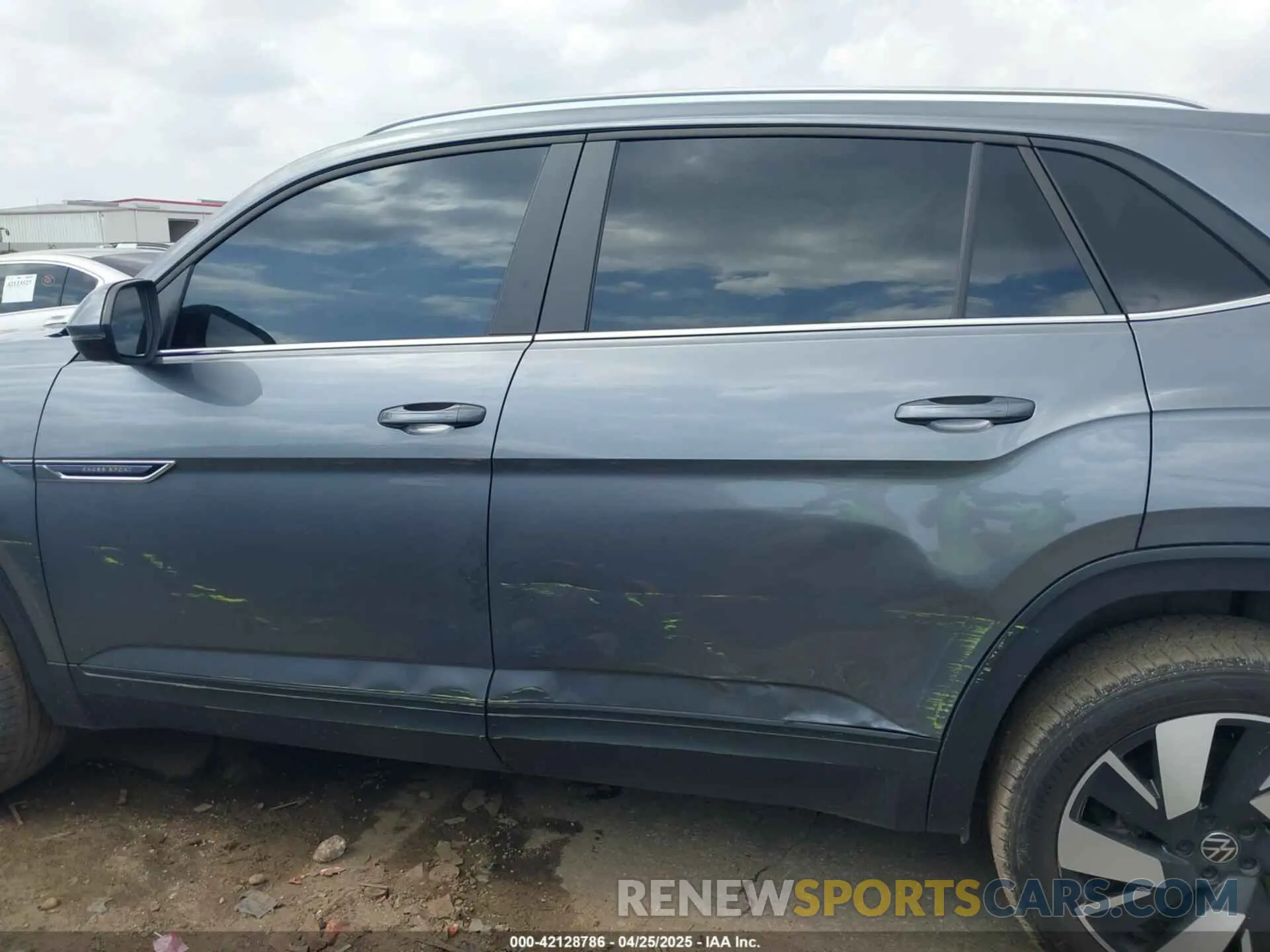 14 Photograph of a damaged car 1V2JE2CAXRC237272 VOLKSWAGEN ATLAS CROSS SPORT 2024