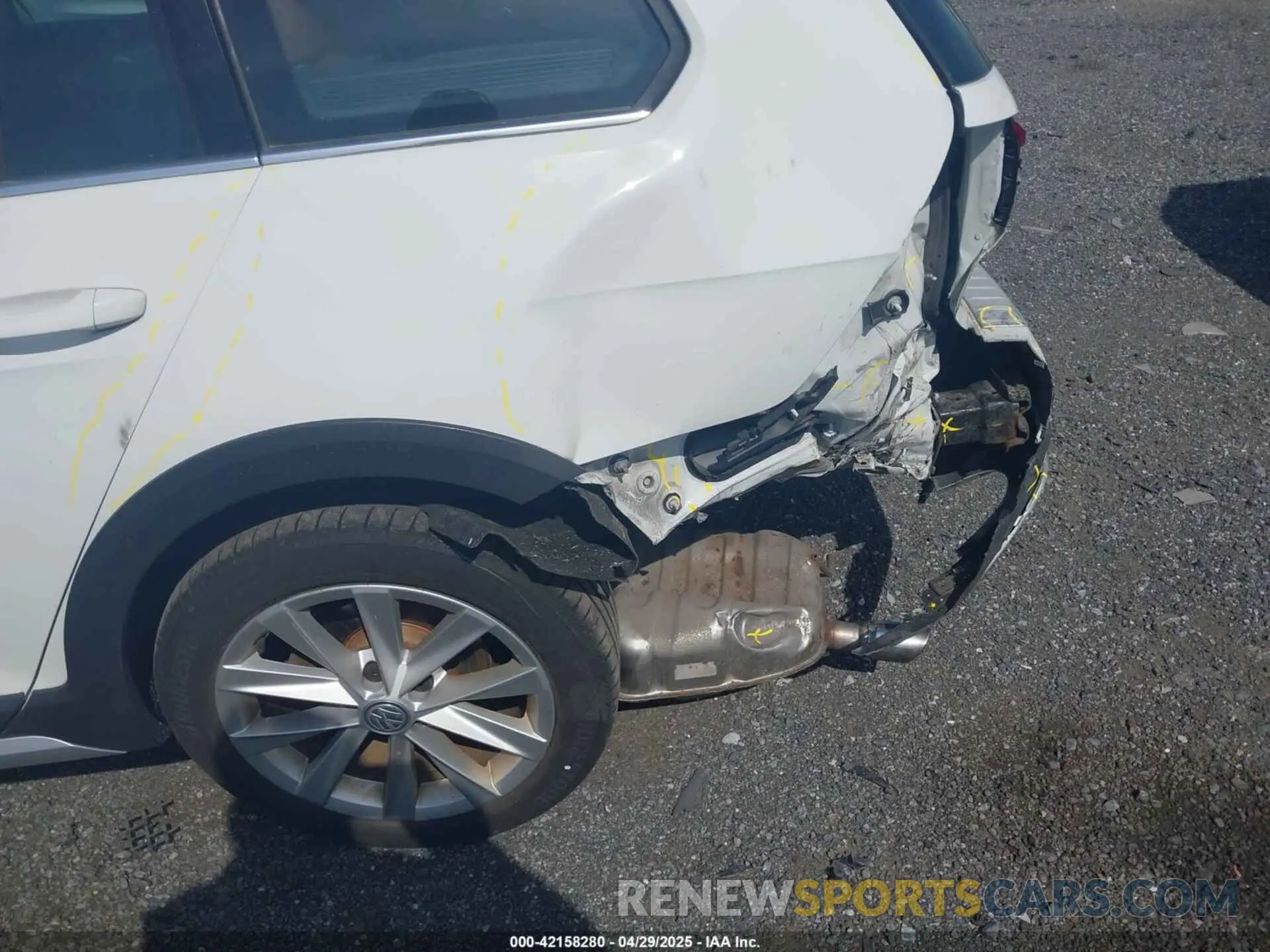 6 Photograph of a damaged car 3VWH17AUXKM501078 VOLKSWAGEN GOLF ALLTRACK 2019