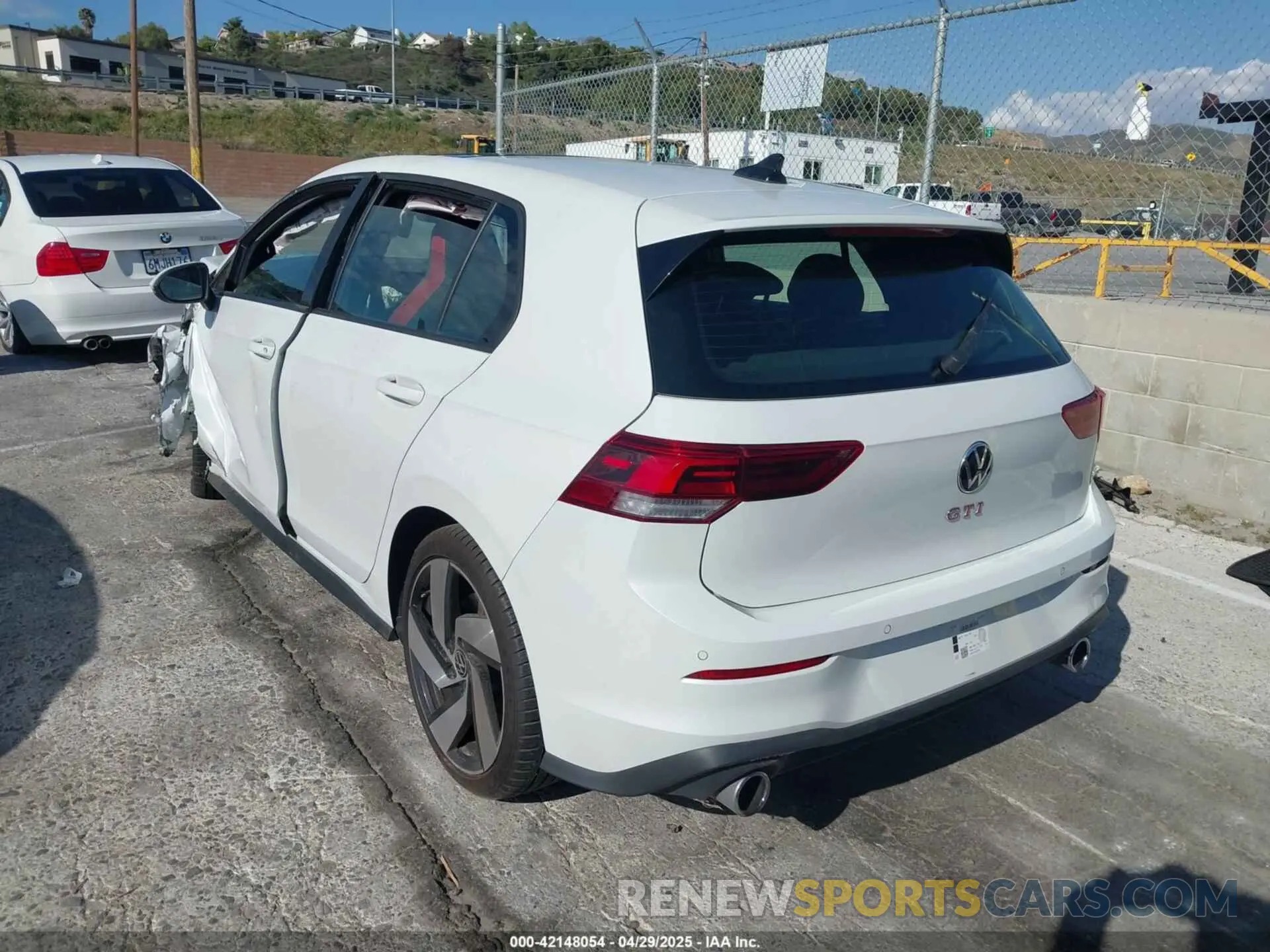 3 Фотография поврежденного автомобиля WVWRA7CD0PW212965 VOLKSWAGEN GOLF GTI 2023