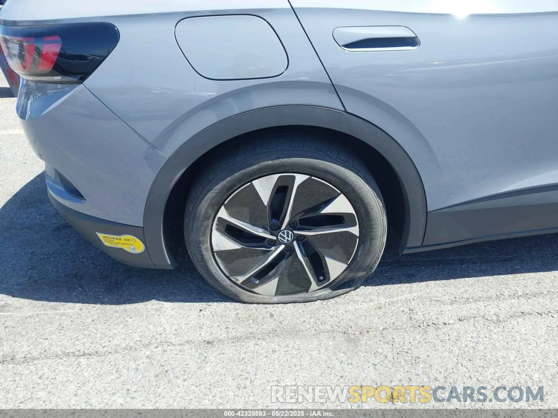 21 Photograph of a damaged car WVGRMPE29NP065406 VOLKSWAGEN ID.4 2022