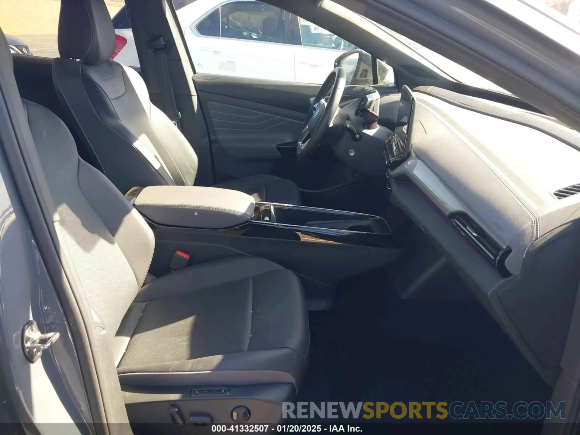 5 Photograph of a damaged car 1V25MPE80PC051099 VOLKSWAGEN ID.4 2023