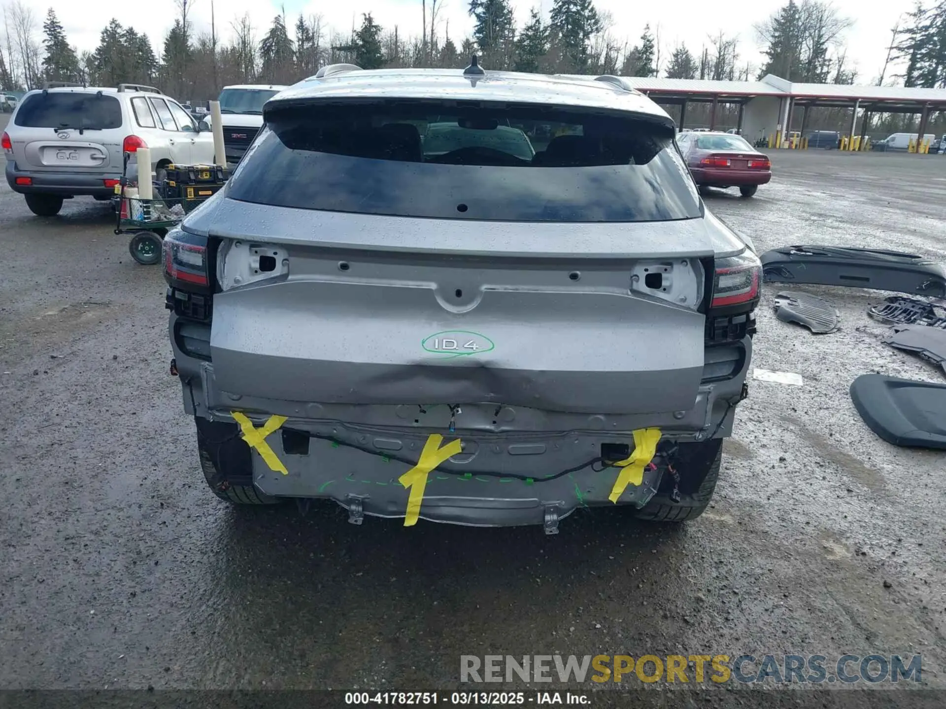 17 Photograph of a damaged car 1V2CMPE87PC016650 VOLKSWAGEN ID.4 2023