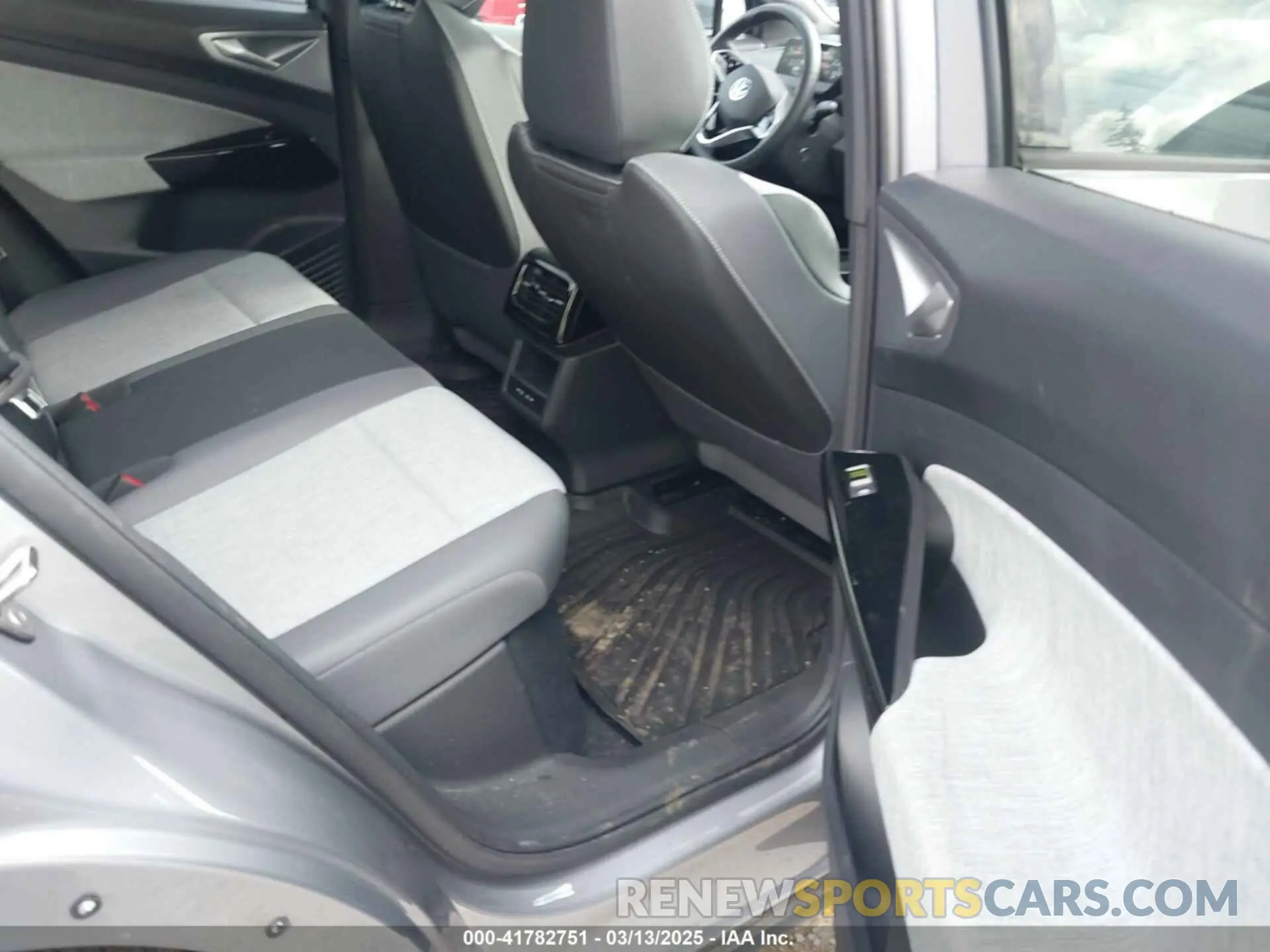 8 Photograph of a damaged car 1V2CMPE87PC016650 VOLKSWAGEN ID.4 2023