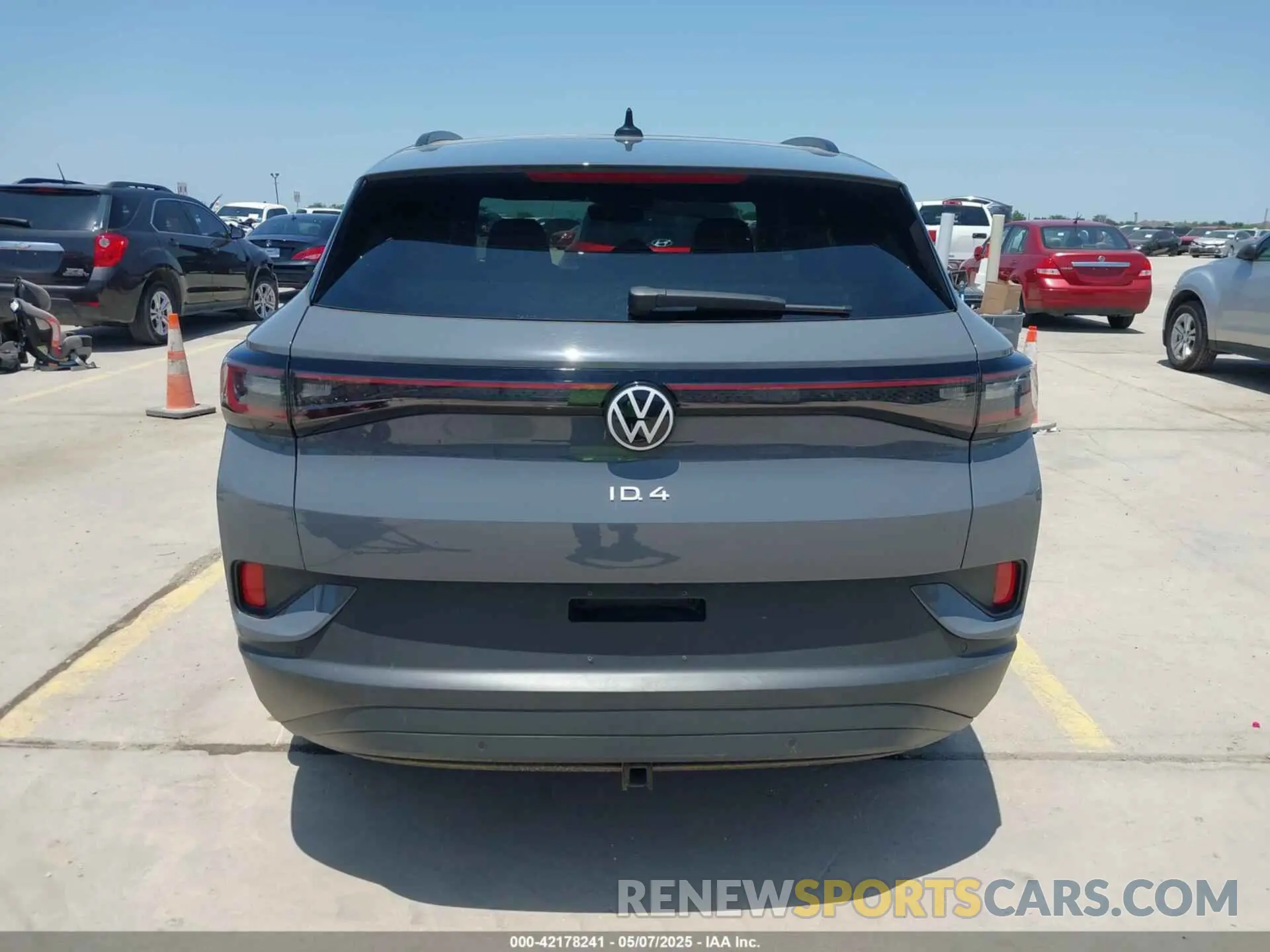 17 Photograph of a damaged car 1V2GNPE80PC006590 VOLKSWAGEN ID.4 2023