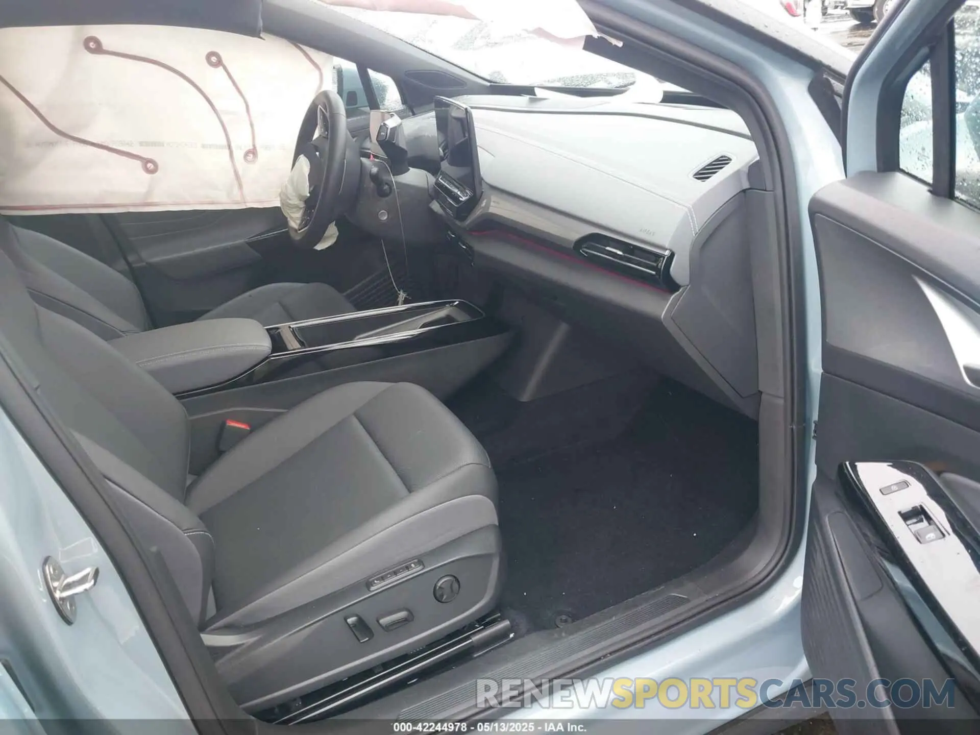 5 Photograph of a damaged car 1V25MPE82RC013084 VOLKSWAGEN ID.4 2024