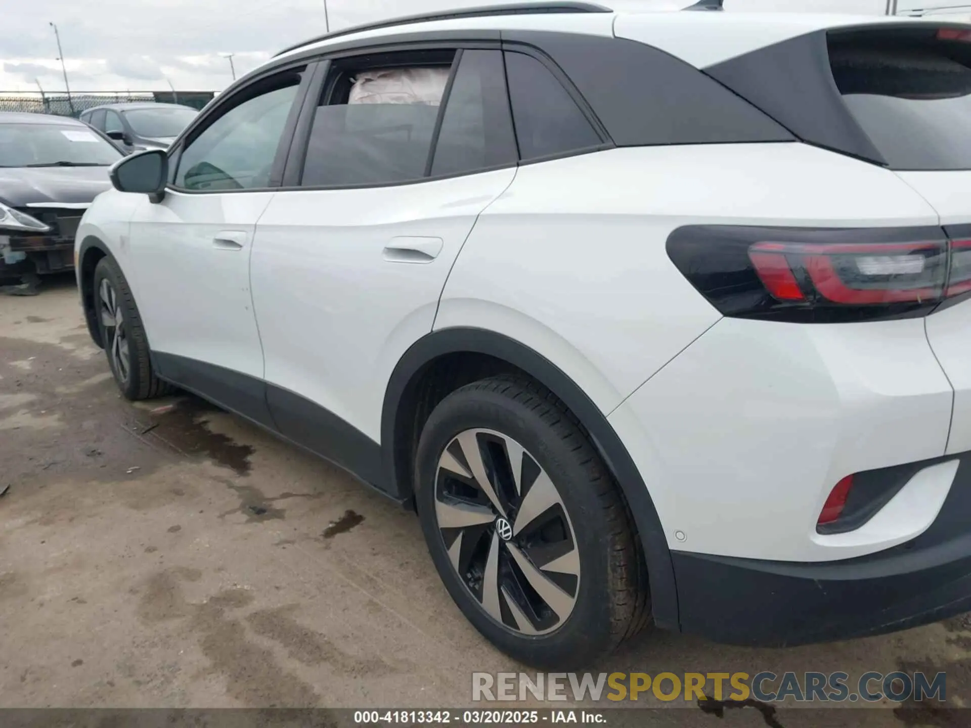 14 Photograph of a damaged car 1V2BMPE85RC017407 VOLKSWAGEN ID.4 2024