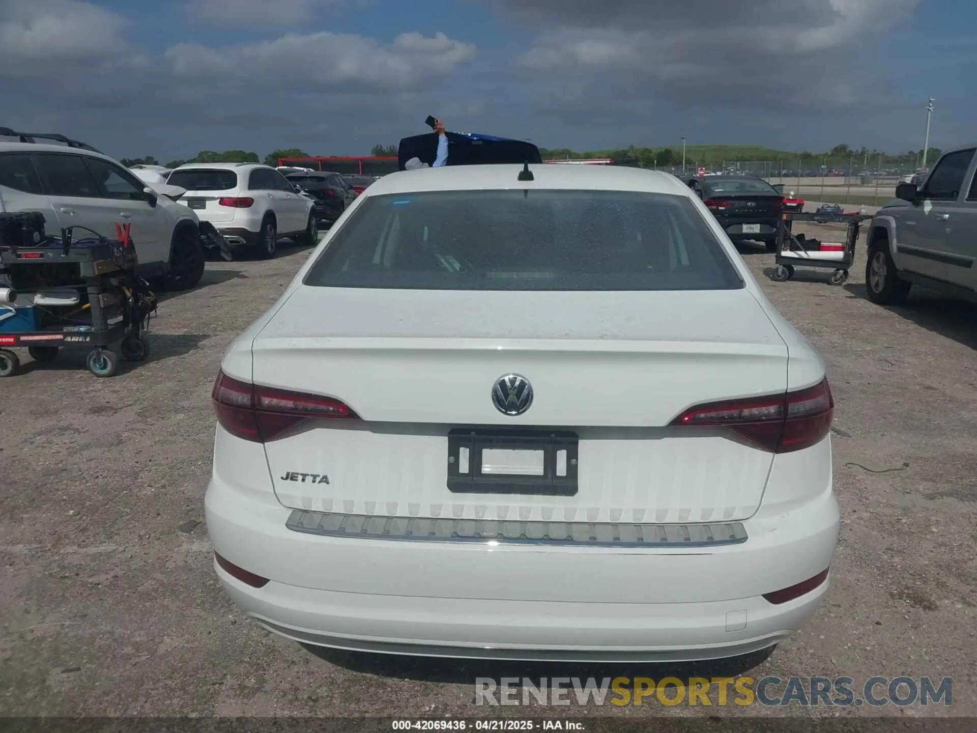 17 Photograph of a damaged car 3VWCB7BU0LM048998 VOLKSWAGEN JETTA 2020