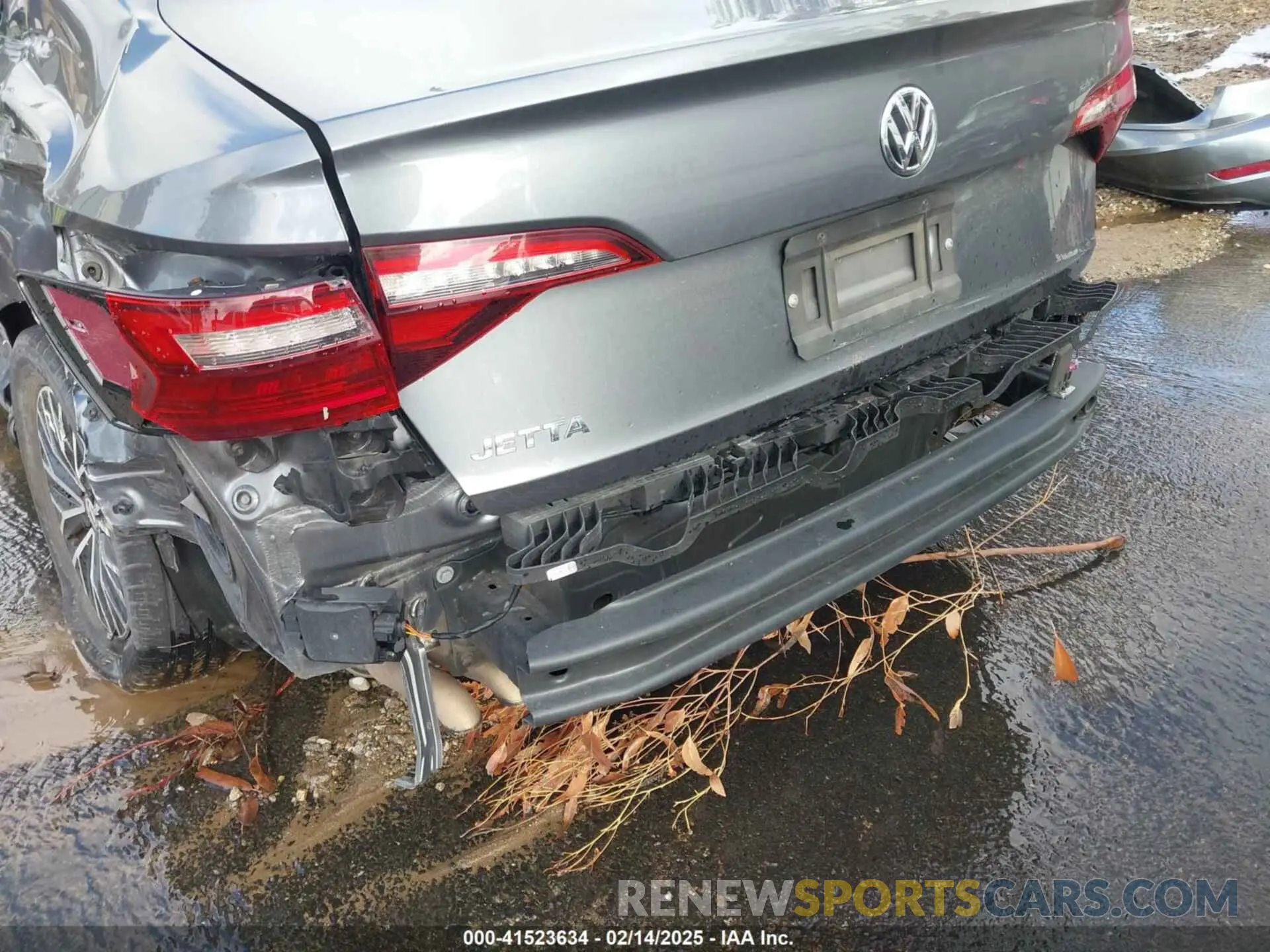 18 Photograph of a damaged car 3VWC57BU5MM050691 VOLKSWAGEN JETTA 2021