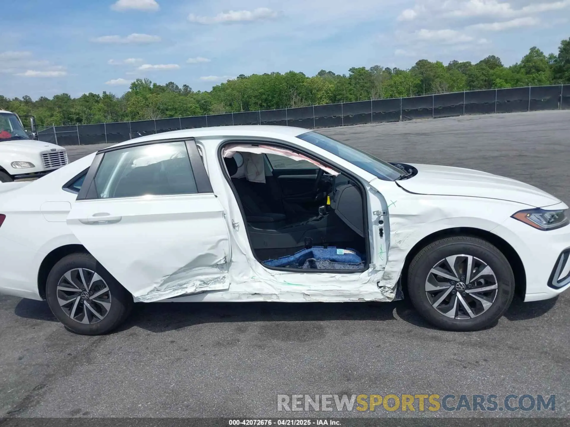 13 Photograph of a damaged car 3VW5X7BU2SM044699 VOLKSWAGEN JETTA 2025