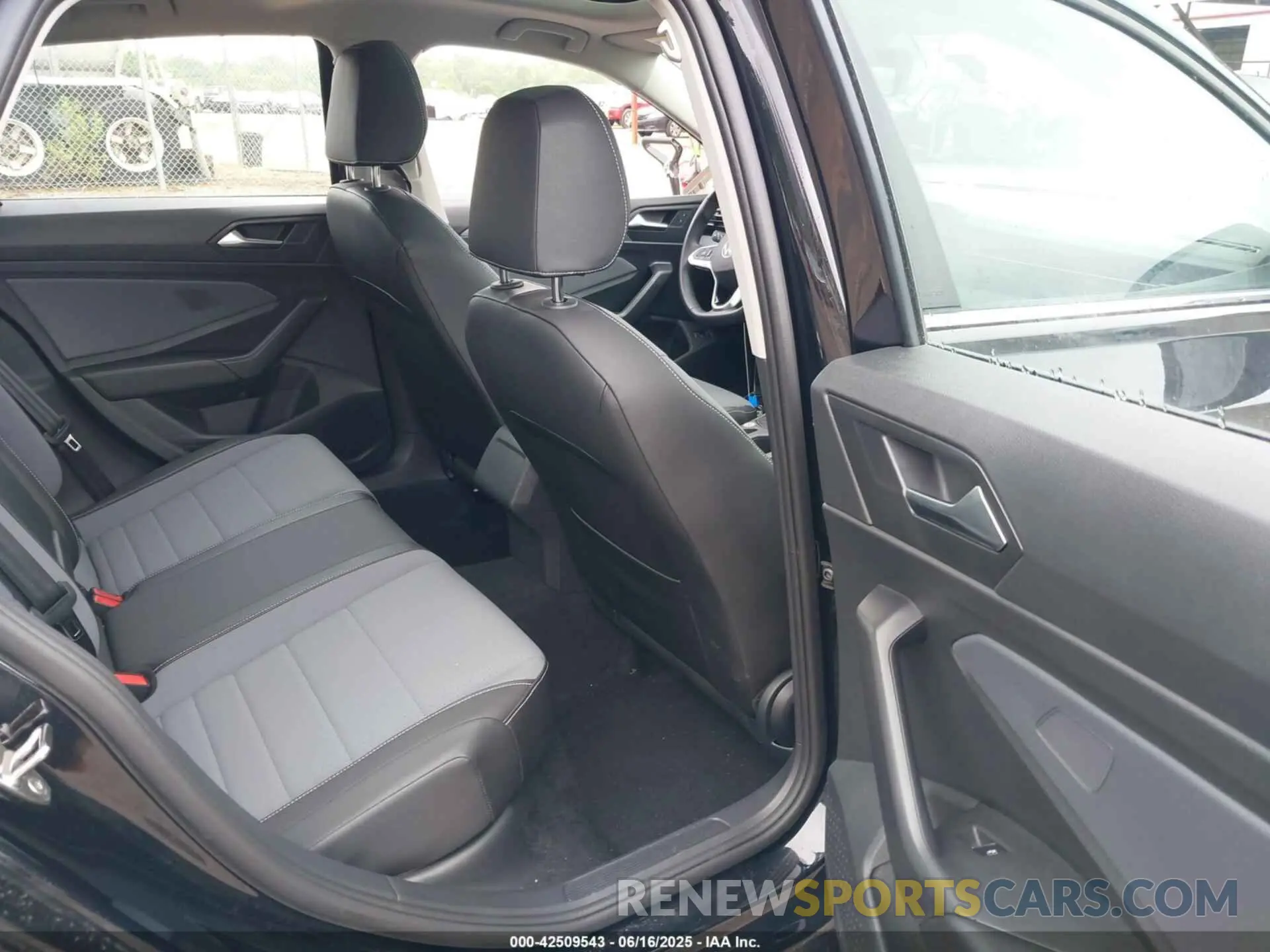 8 Фотография поврежденного автомобиля 3VW7X7BU4SM043286 VOLKSWAGEN JETTA 2025