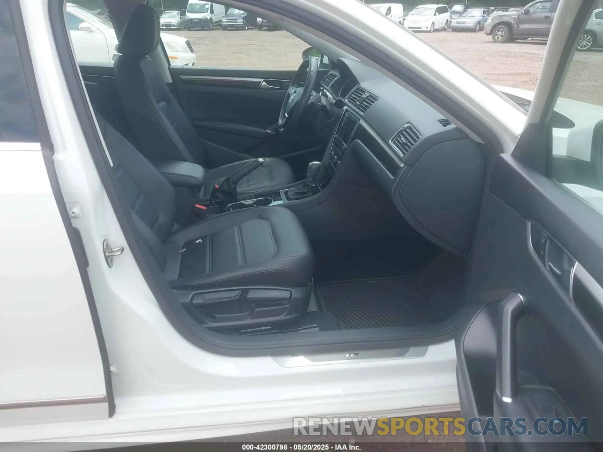 5 Photograph of a damaged car 1VWMA7A33KC003098 VOLKSWAGEN PASSAT 2019
