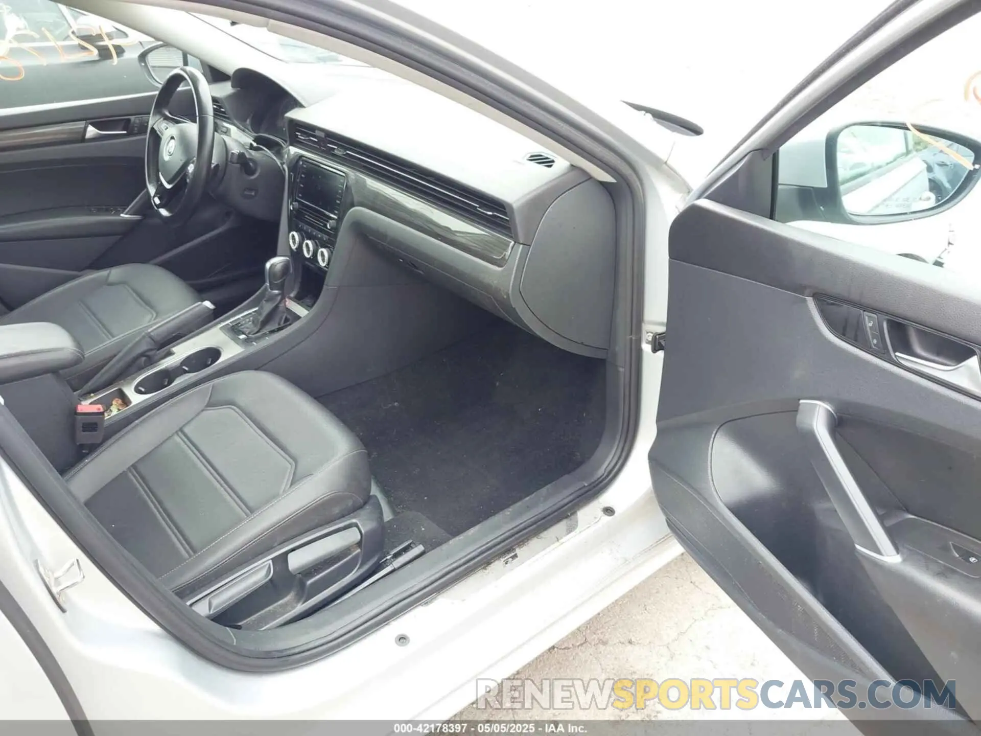5 Photograph of a damaged car 1VWMA7A32LC021805 VOLKSWAGEN PASSAT 2020