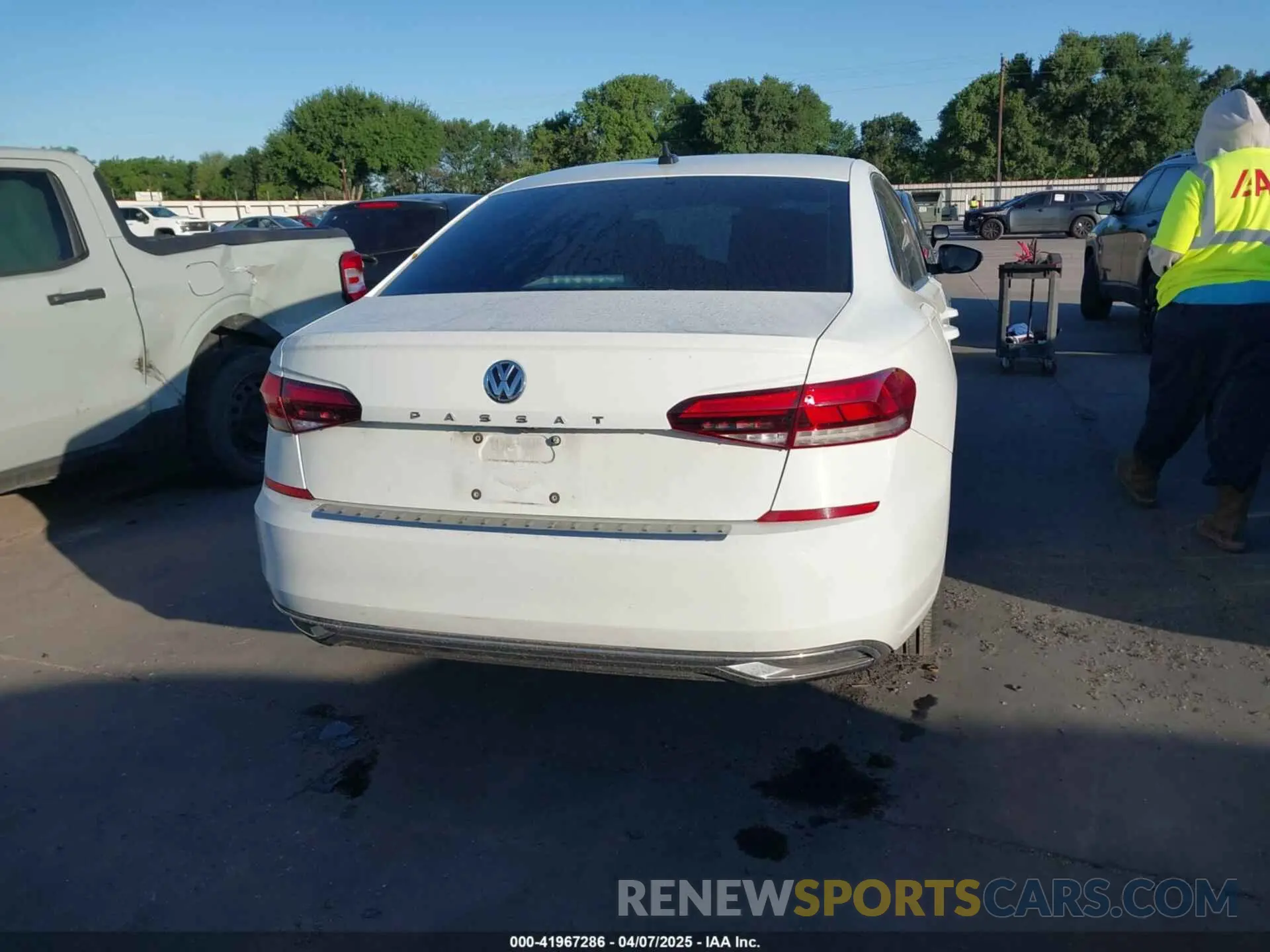 16 Photograph of a damaged car 1VWSA7A32NC005789 VOLKSWAGEN PASSAT 2022