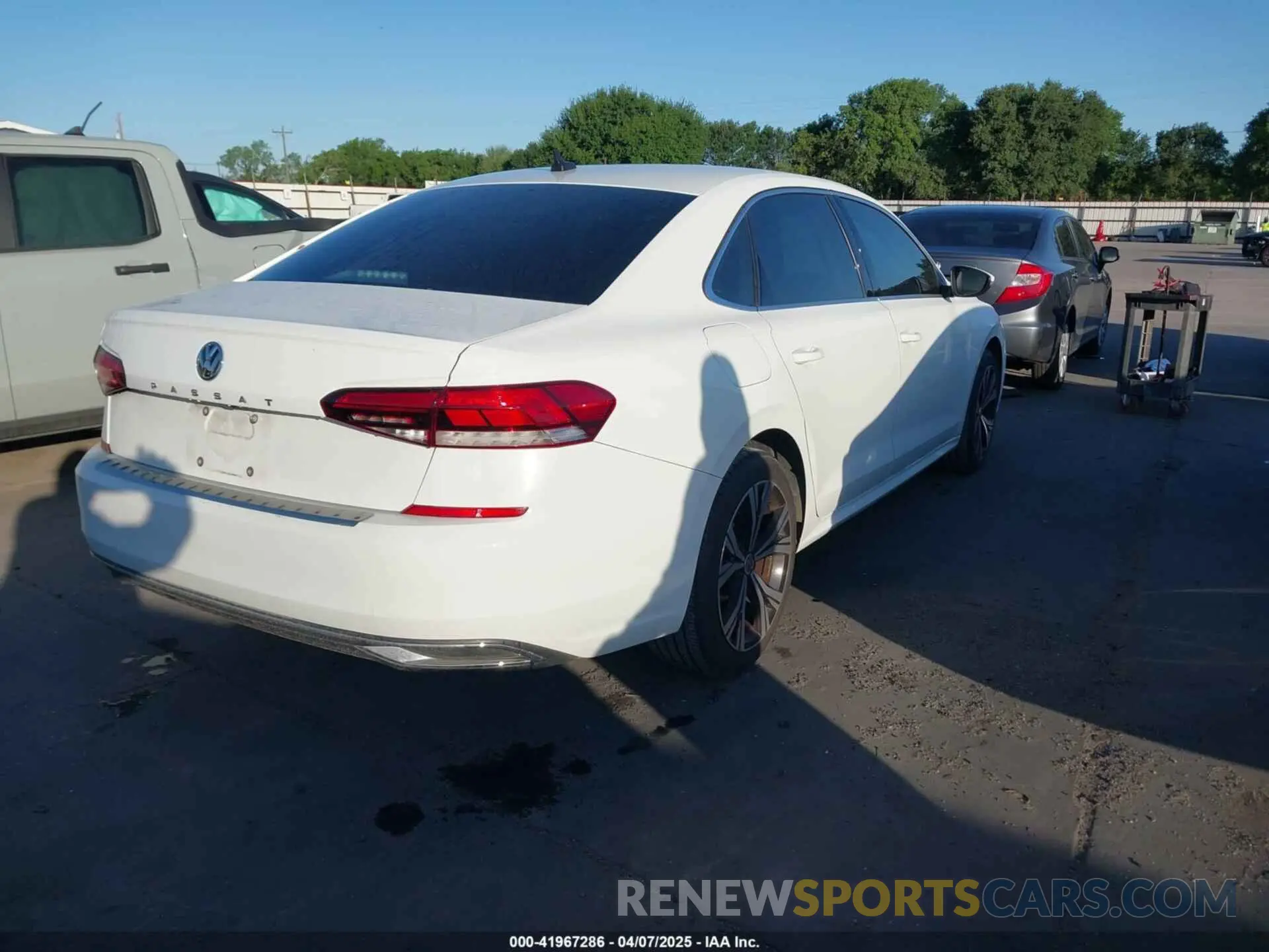 4 Photograph of a damaged car 1VWSA7A32NC005789 VOLKSWAGEN PASSAT 2022