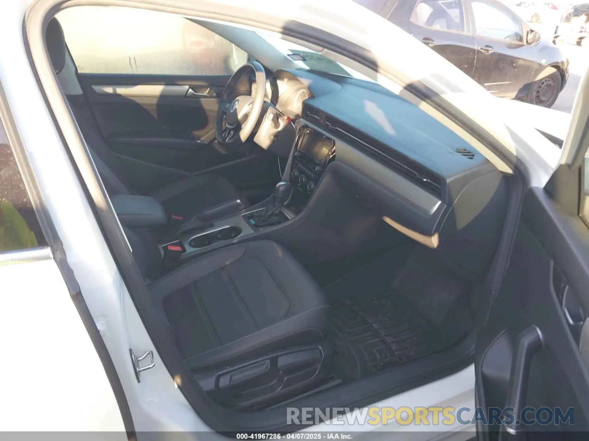5 Photograph of a damaged car 1VWSA7A32NC005789 VOLKSWAGEN PASSAT 2022