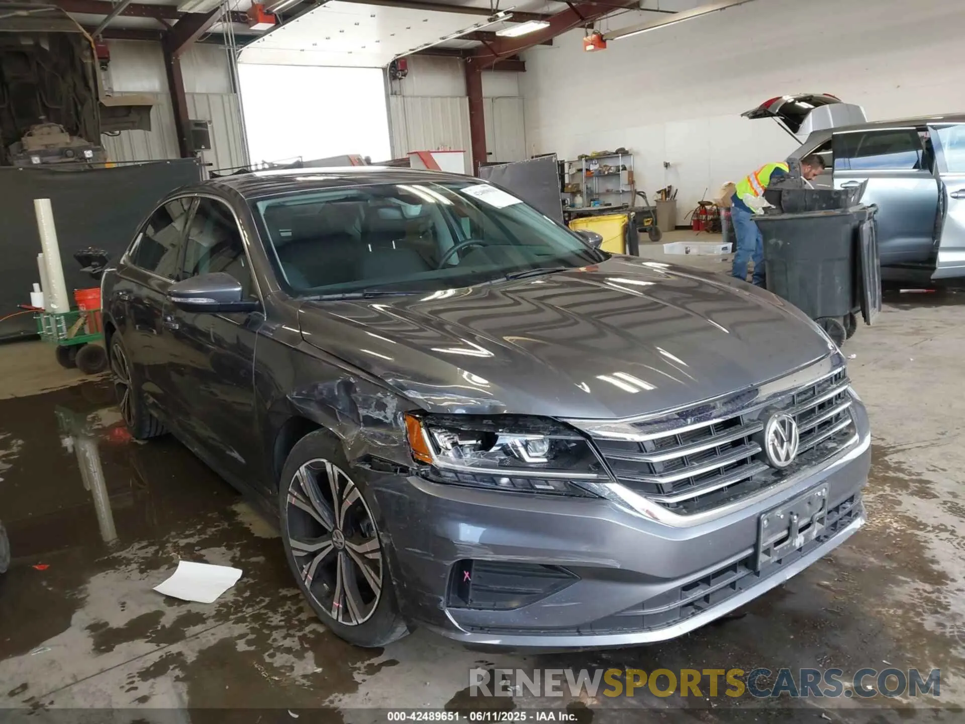 1 Фотография поврежденного автомобиля 1VWSA7A3XNC003854 VOLKSWAGEN PASSAT 2022