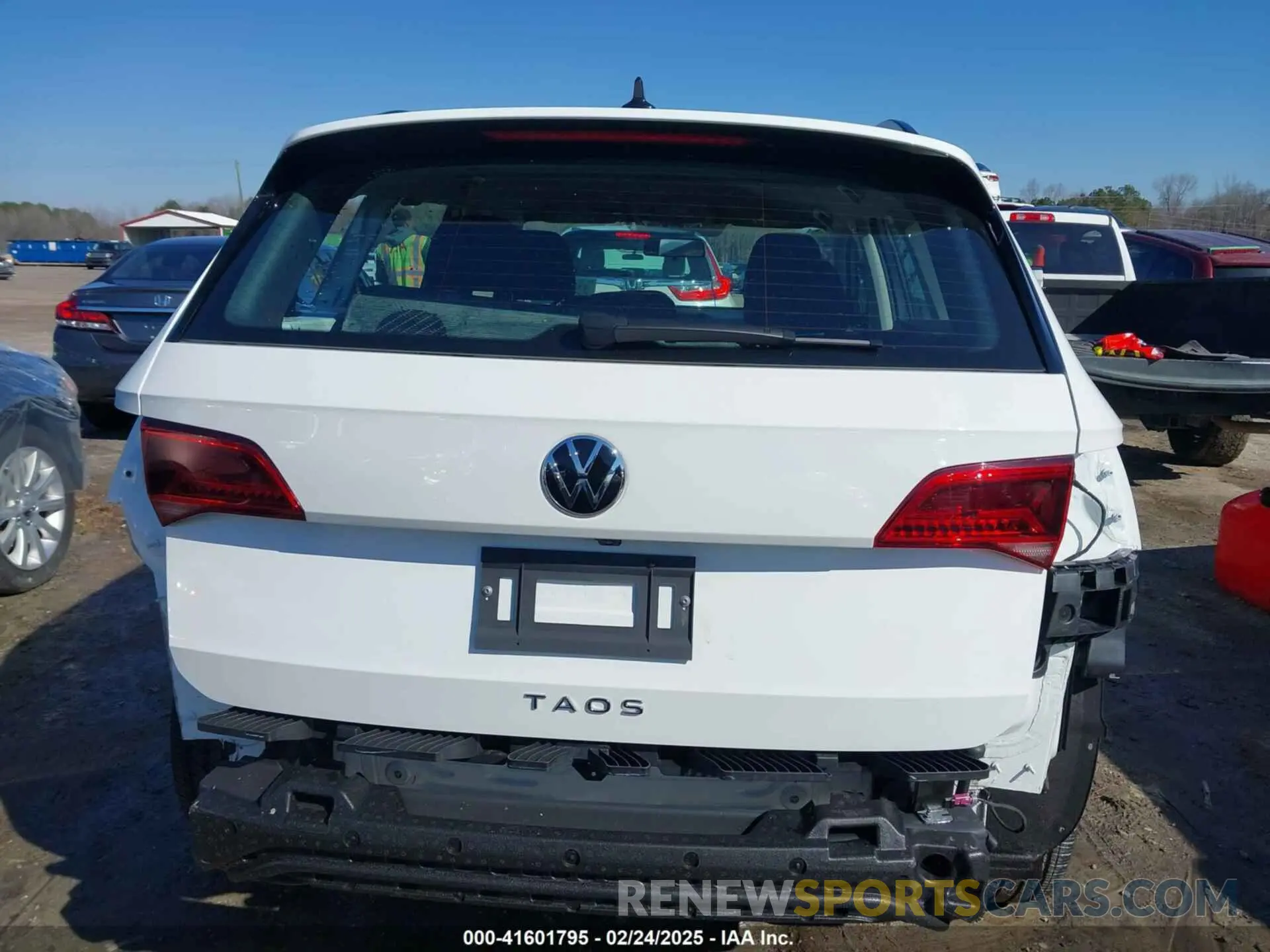 17 Photograph of a damaged car 3VVCX7B26NM092818 VOLKSWAGEN TAOS 2022