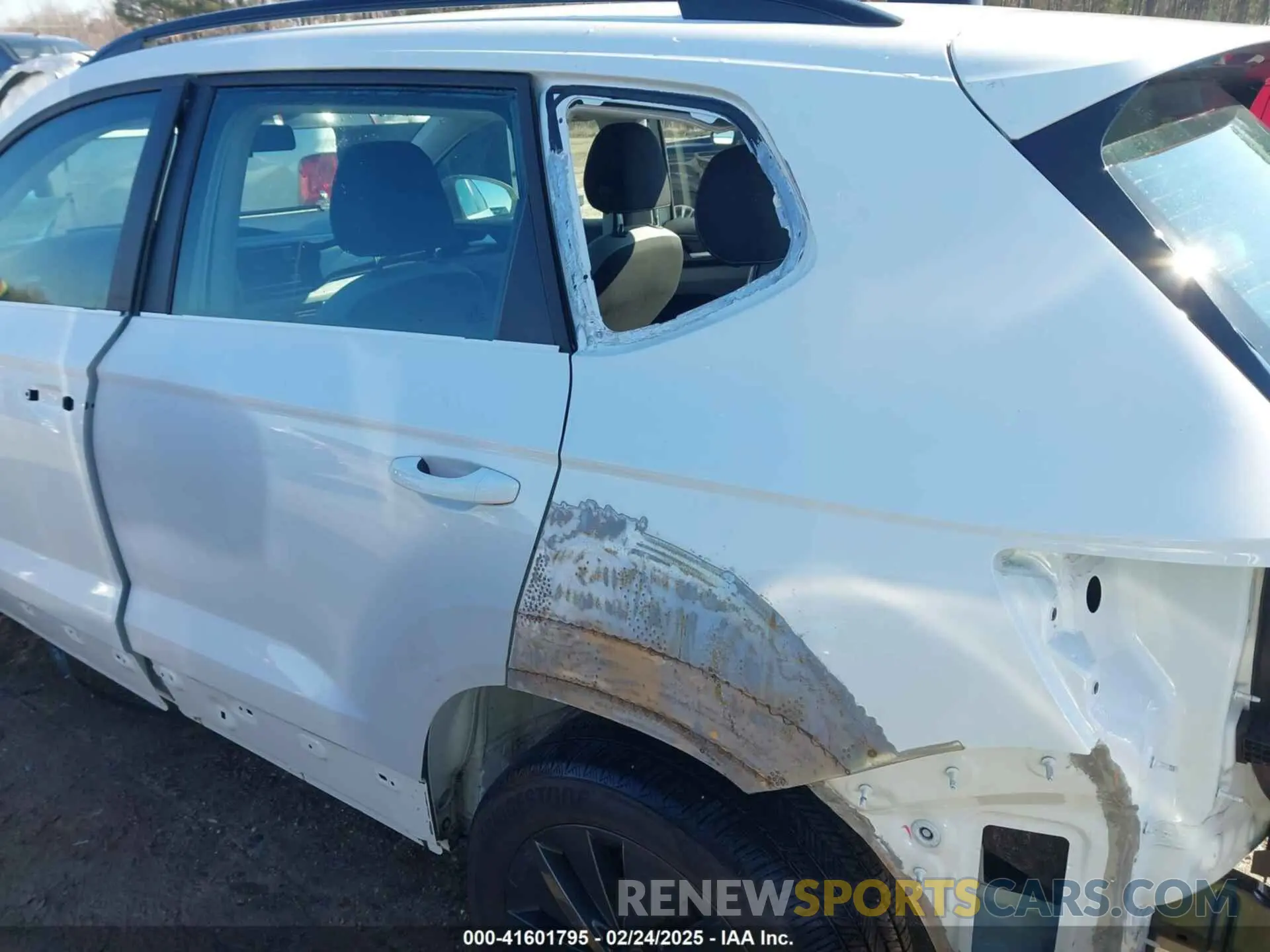 18 Photograph of a damaged car 3VVCX7B26NM092818 VOLKSWAGEN TAOS 2022