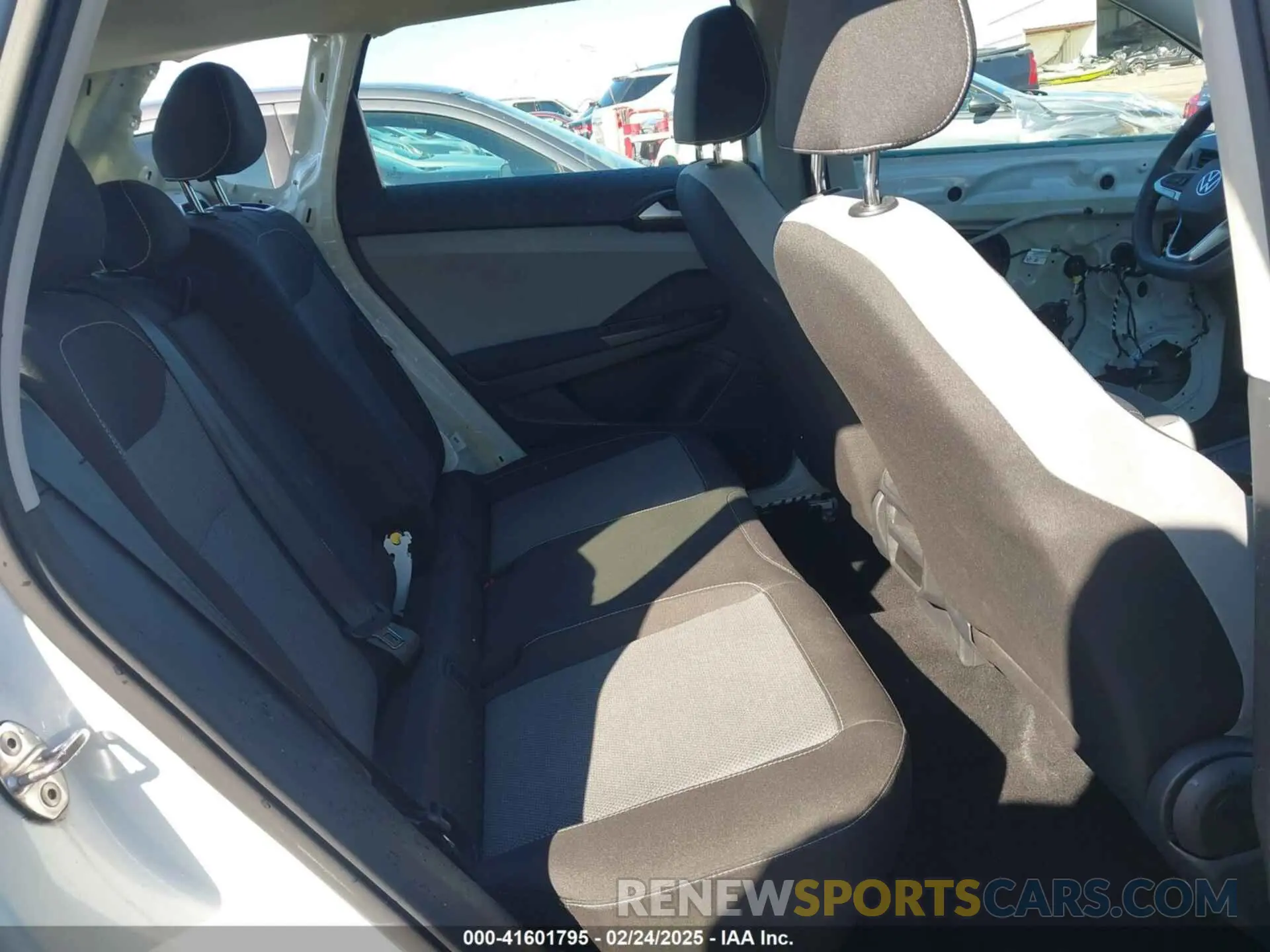 8 Photograph of a damaged car 3VVCX7B26NM092818 VOLKSWAGEN TAOS 2022