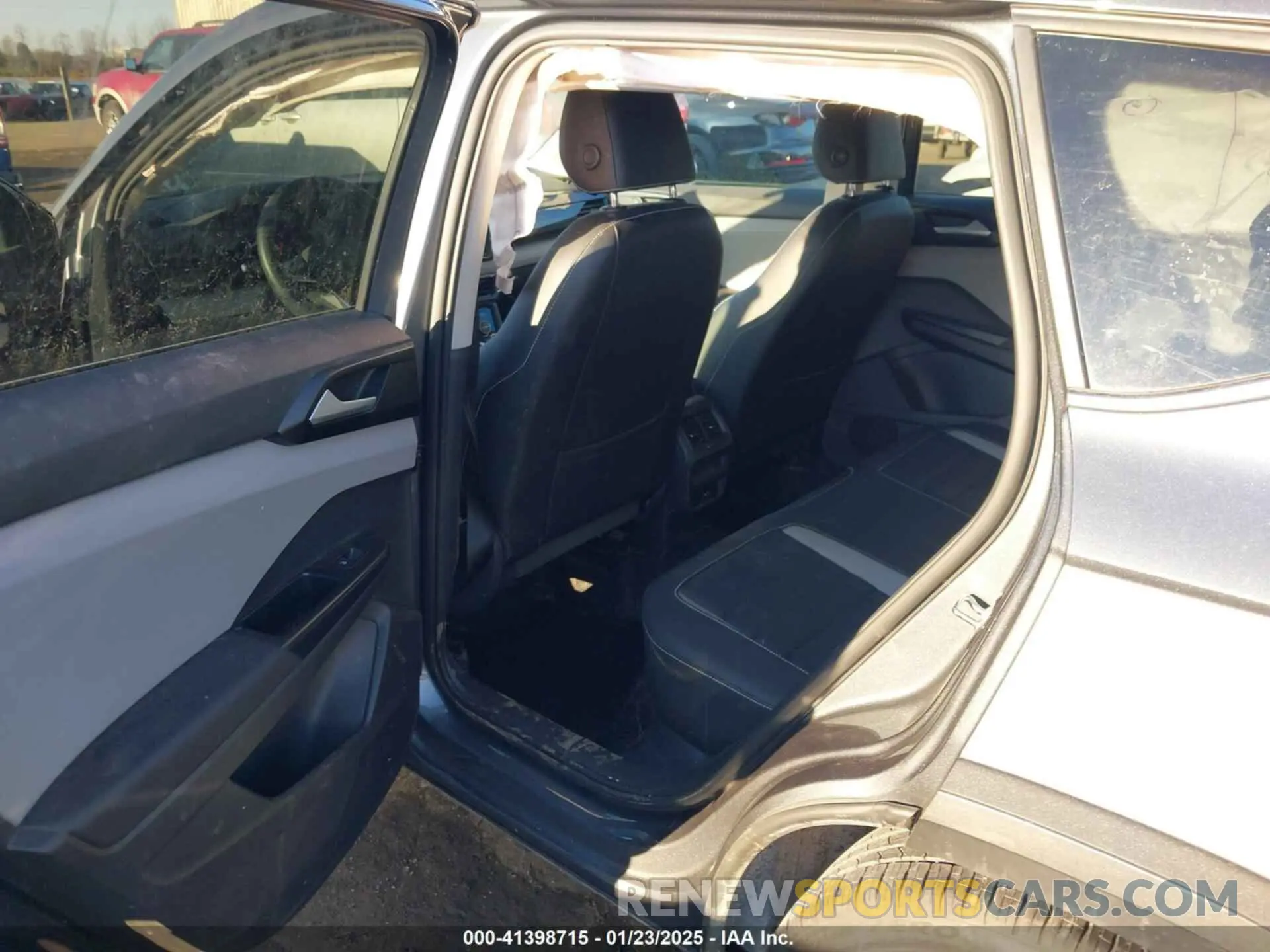 8 Photograph of a damaged car 3VVJX7B2XNM023119 VOLKSWAGEN TAOS 2022