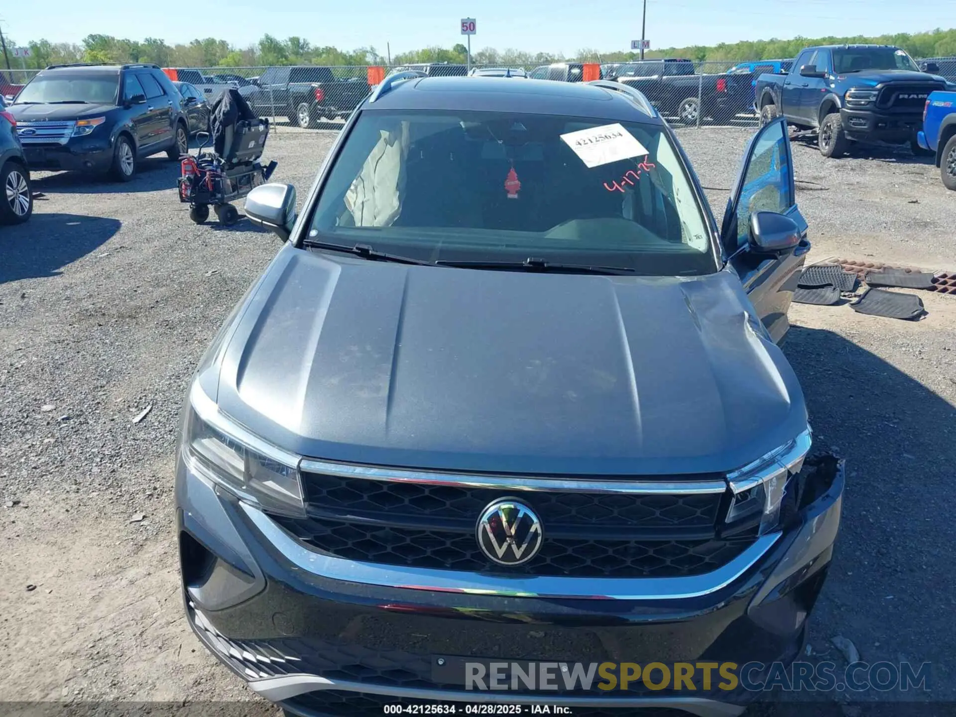 12 Photograph of a damaged car 3VVLX7B23NM083106 VOLKSWAGEN TAOS 2022