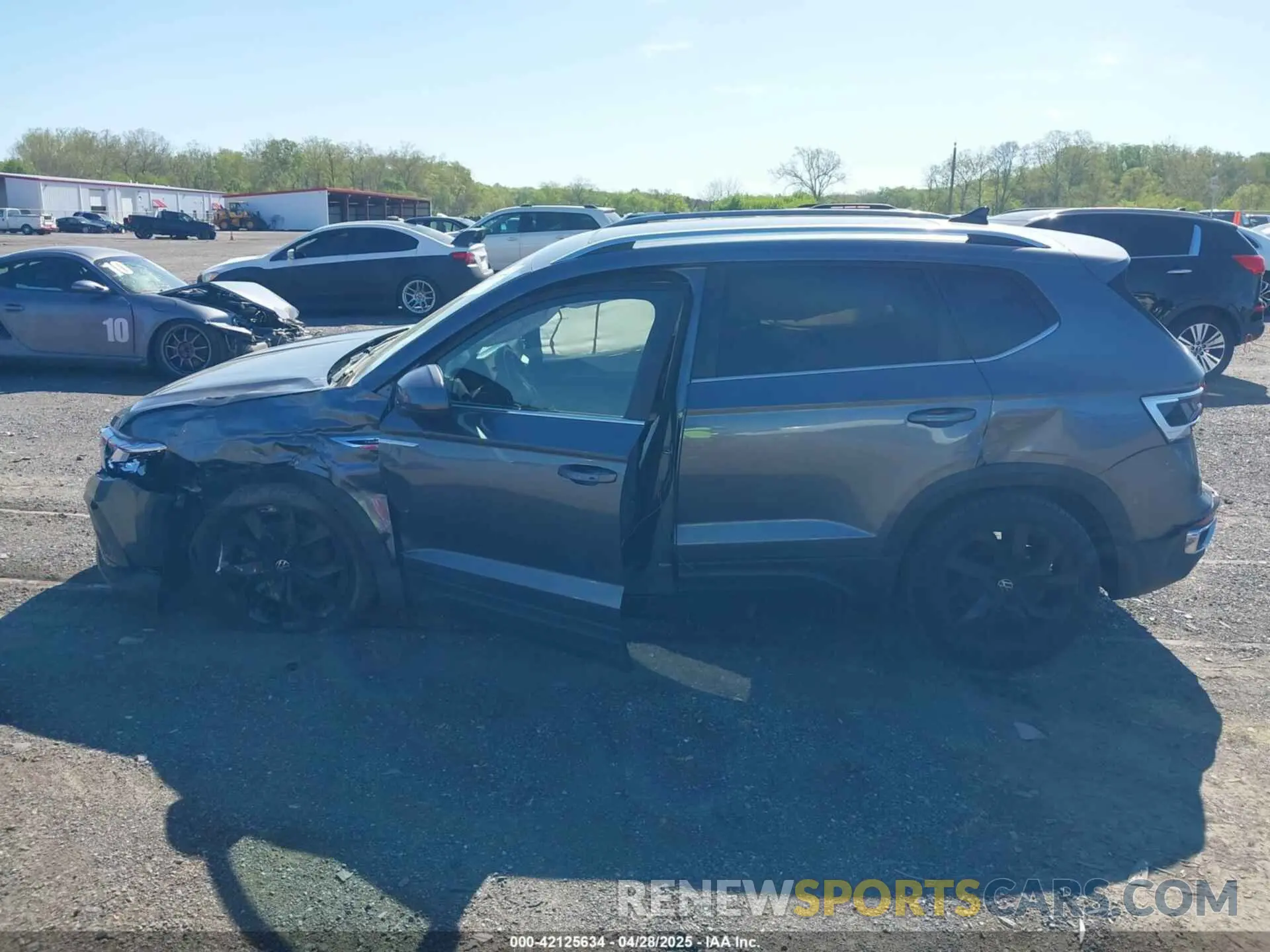 14 Photograph of a damaged car 3VVLX7B23NM083106 VOLKSWAGEN TAOS 2022