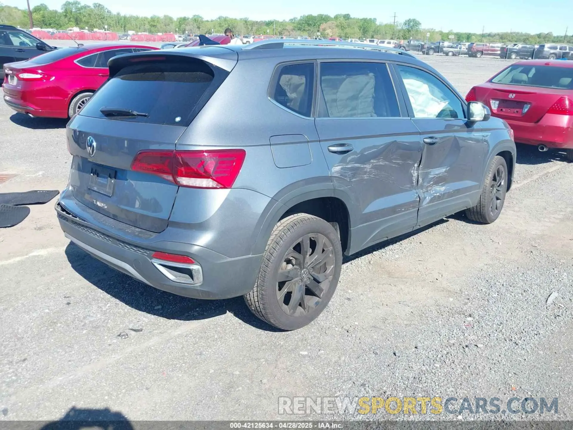 4 Photograph of a damaged car 3VVLX7B23NM083106 VOLKSWAGEN TAOS 2022