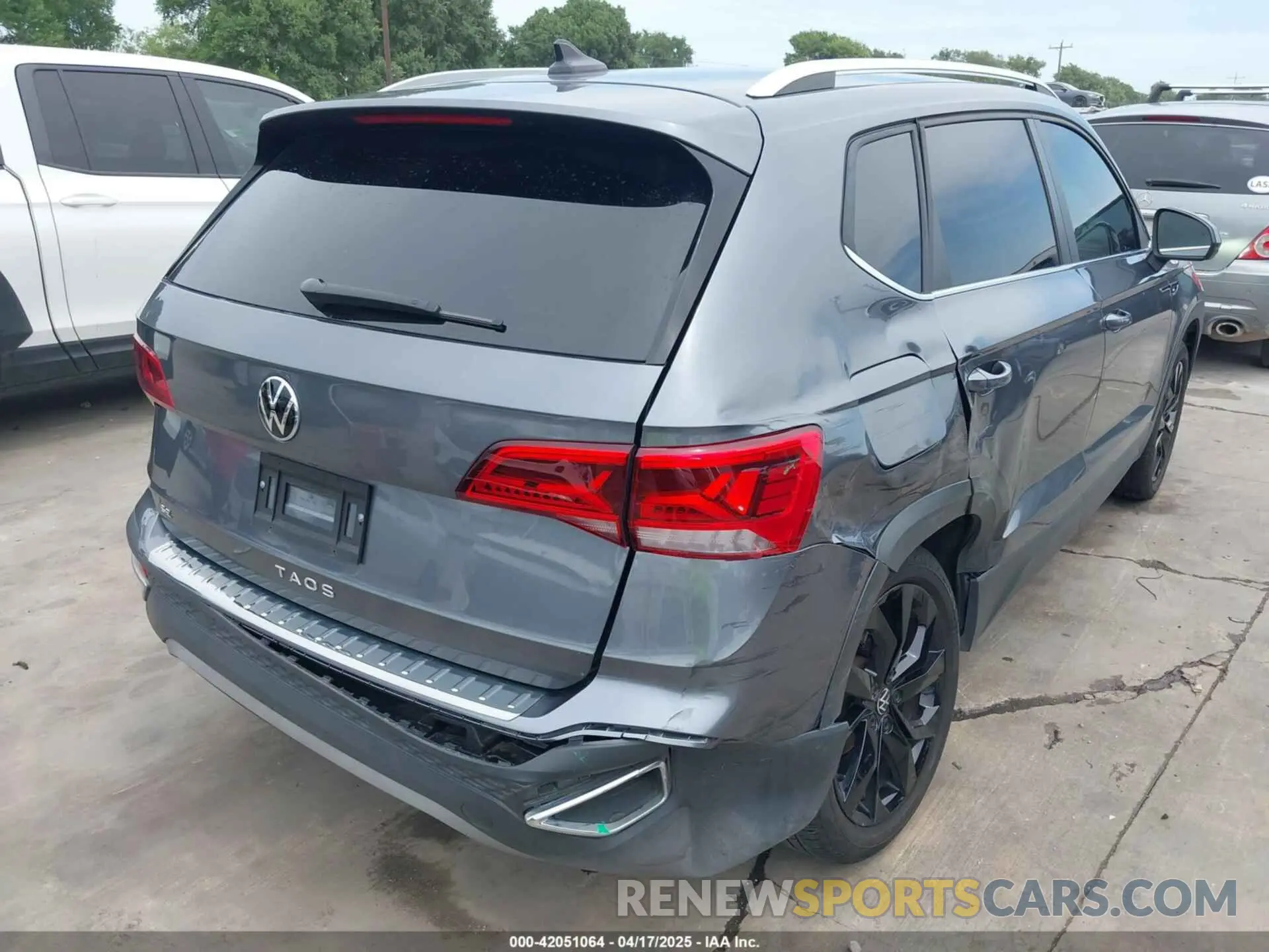 4 Фотография поврежденного автомобиля 3VVSX7B2XNM062037 VOLKSWAGEN TAOS 2022