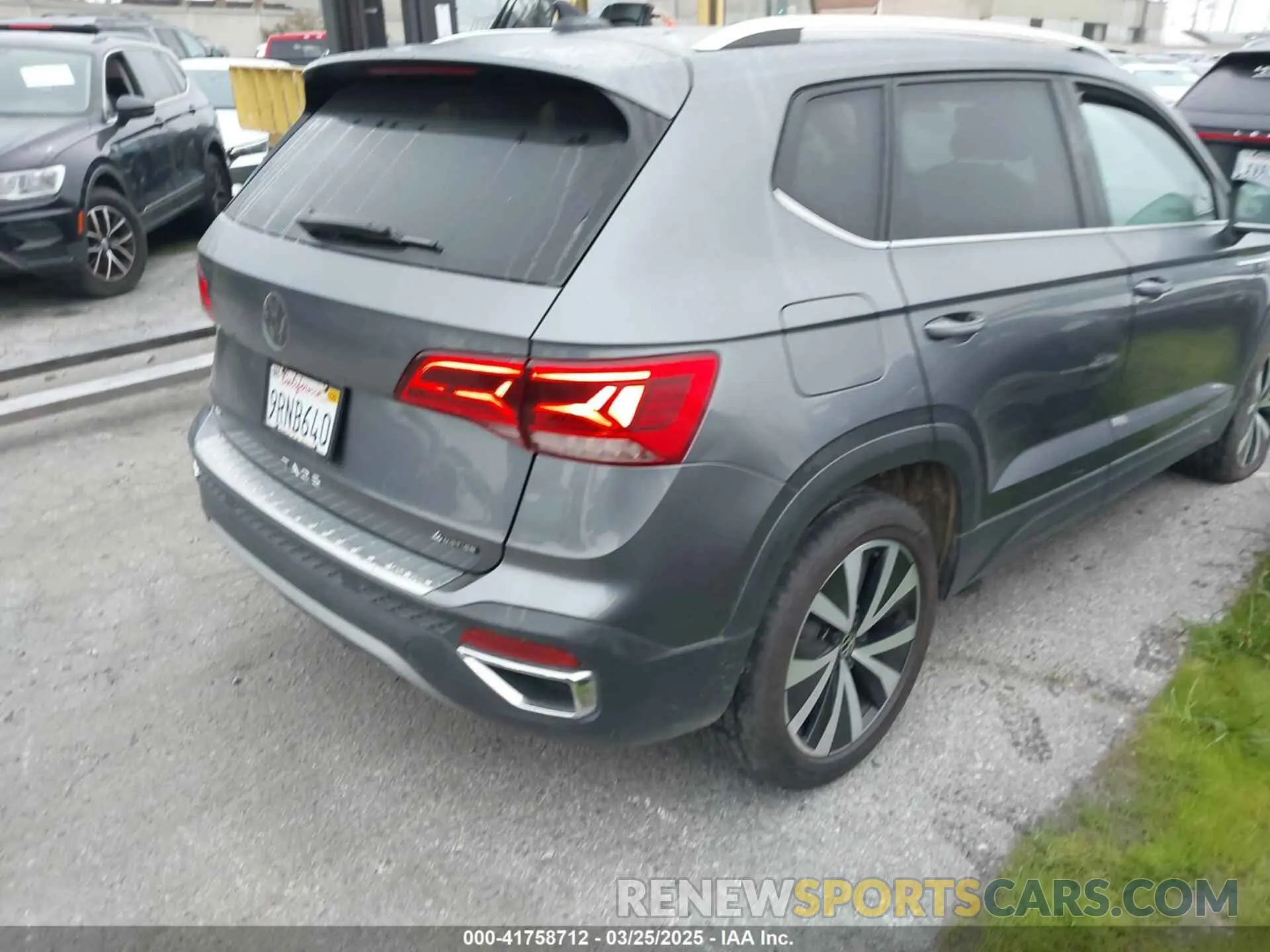 4 Photograph of a damaged car 3VVWX7B29NM080739 VOLKSWAGEN TAOS 2022