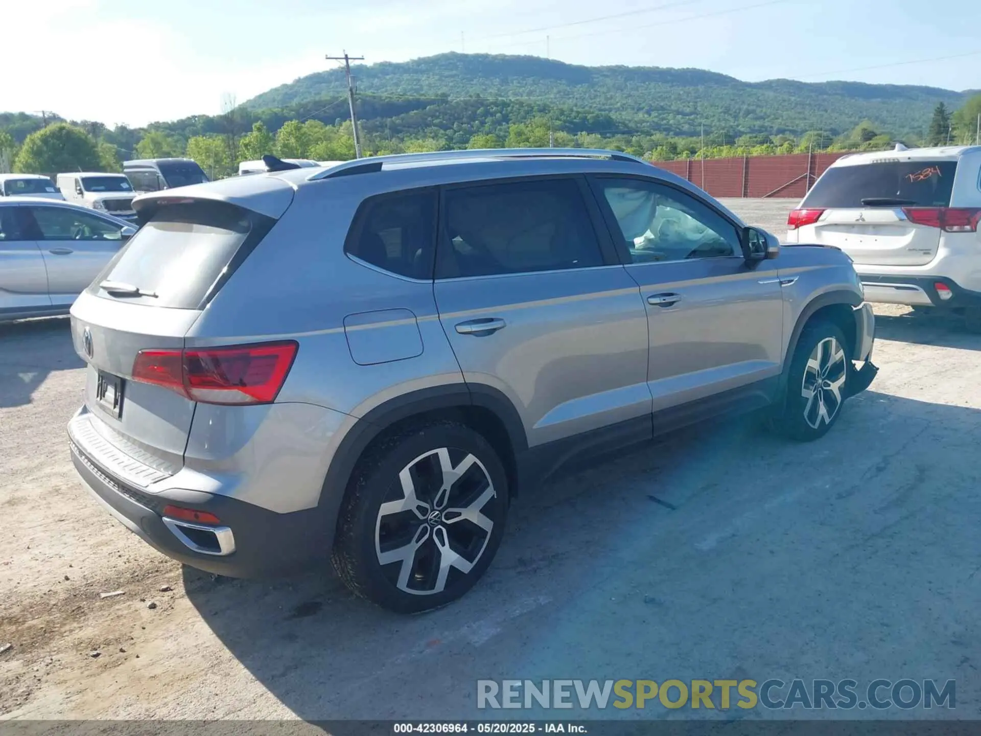 4 Photograph of a damaged car 3VV2X7B21PM318214 VOLKSWAGEN TAOS 2023