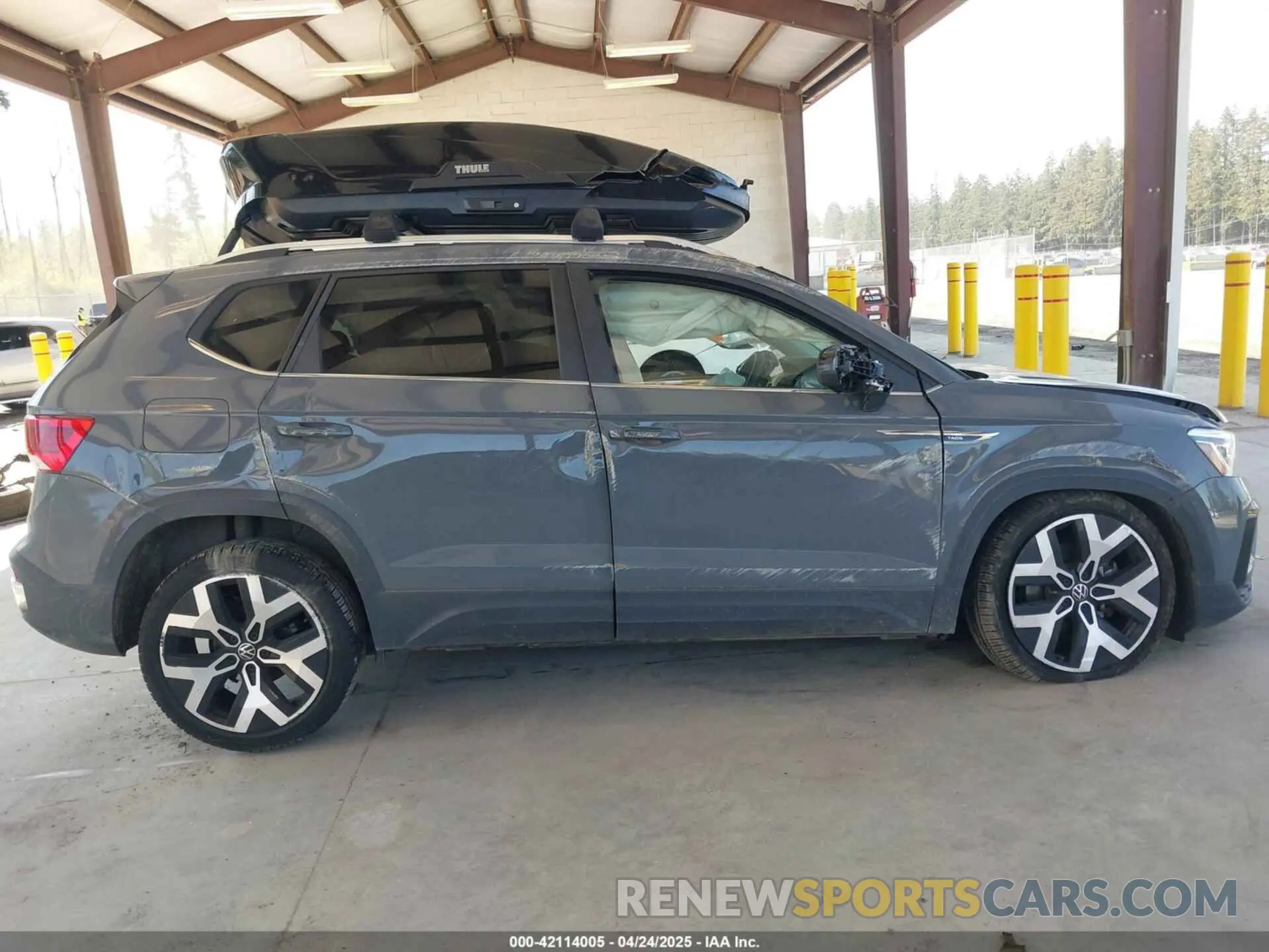 12 Photograph of a damaged car 3VV2X7B25PM304168 VOLKSWAGEN TAOS 2023