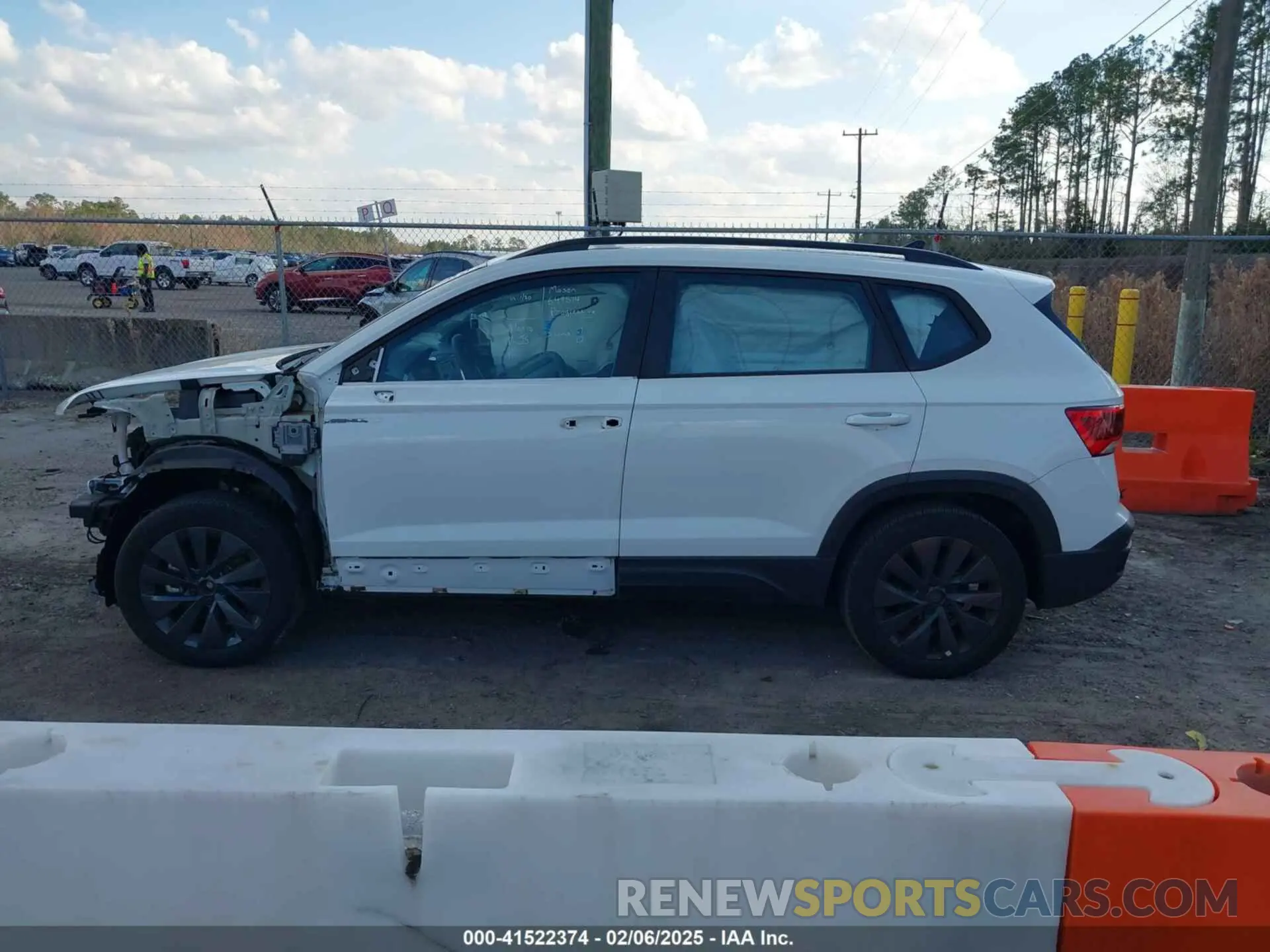 14 Photograph of a damaged car 3VVCX7B2XPM330477 VOLKSWAGEN TAOS 2023