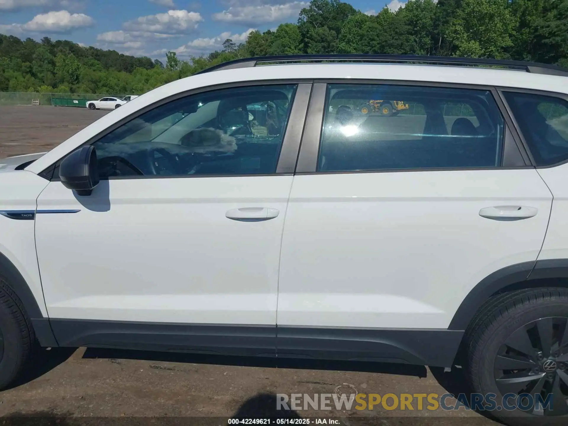 14 Photograph of a damaged car 3VV5X7B22RM032517 VOLKSWAGEN TAOS 2024