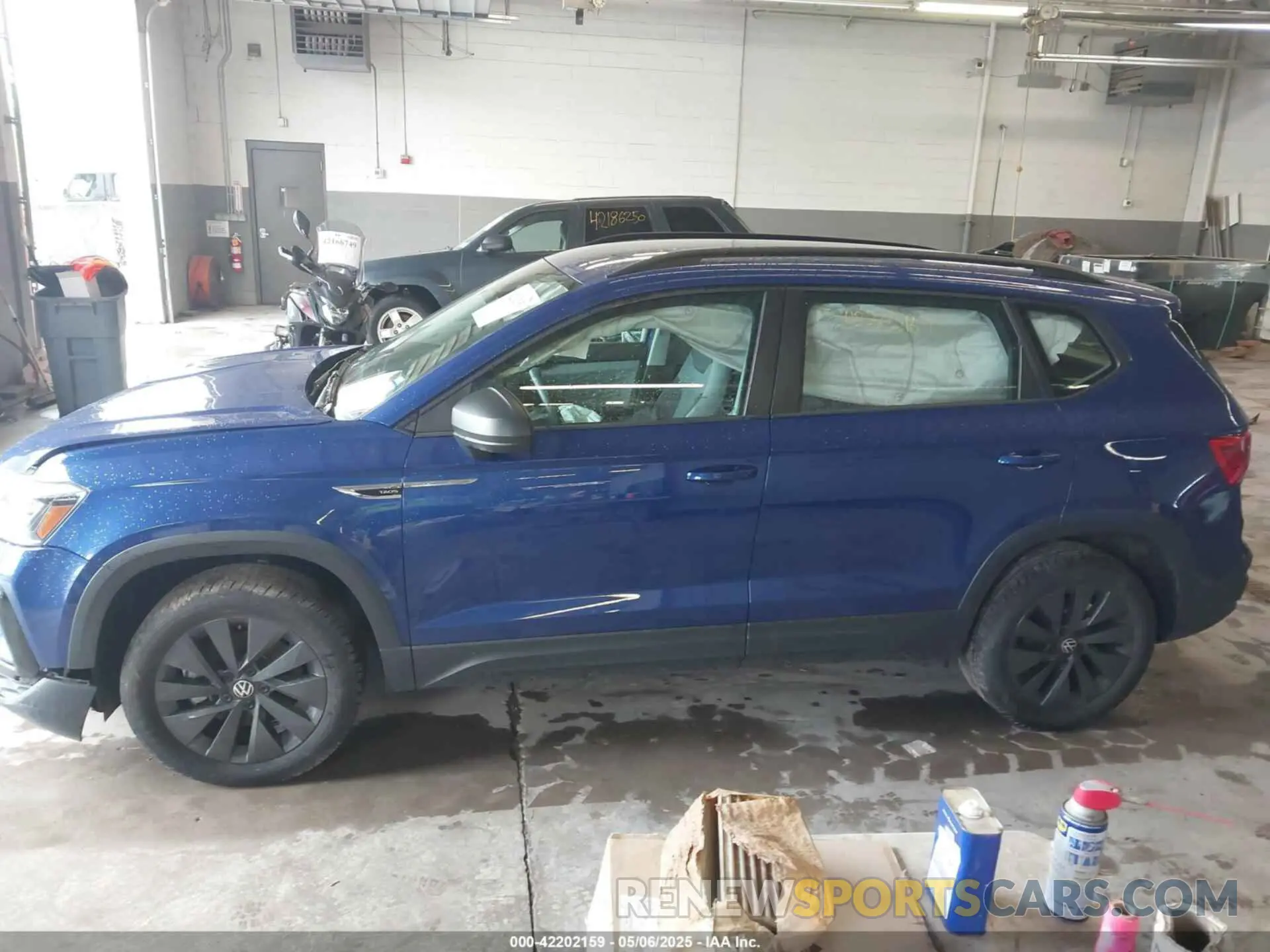 14 Photograph of a damaged car 3VV5X7B29RM027086 VOLKSWAGEN TAOS 2024
