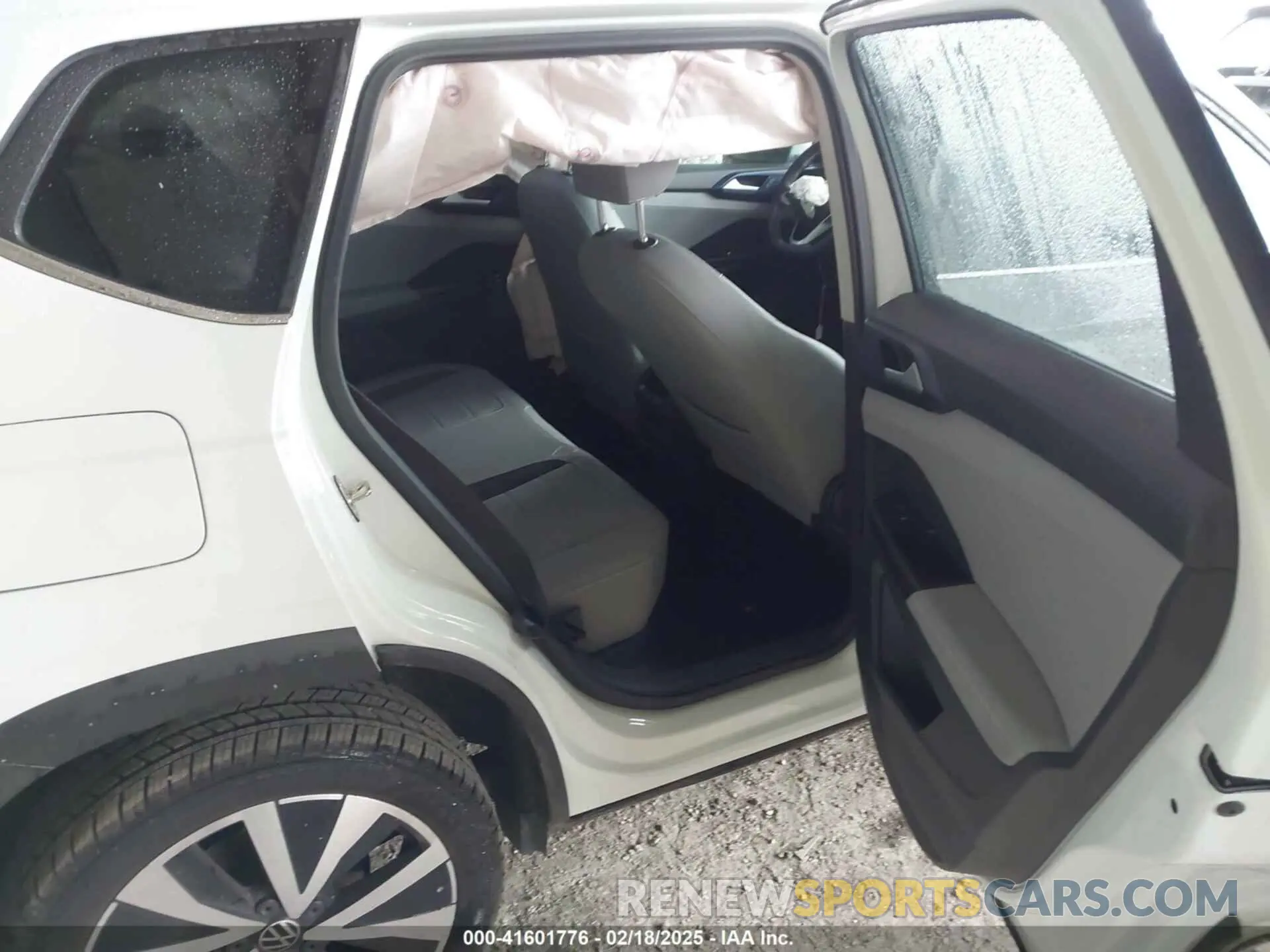 8 Photograph of a damaged car 3VVEX7B20RM002688 VOLKSWAGEN TAOS 2024