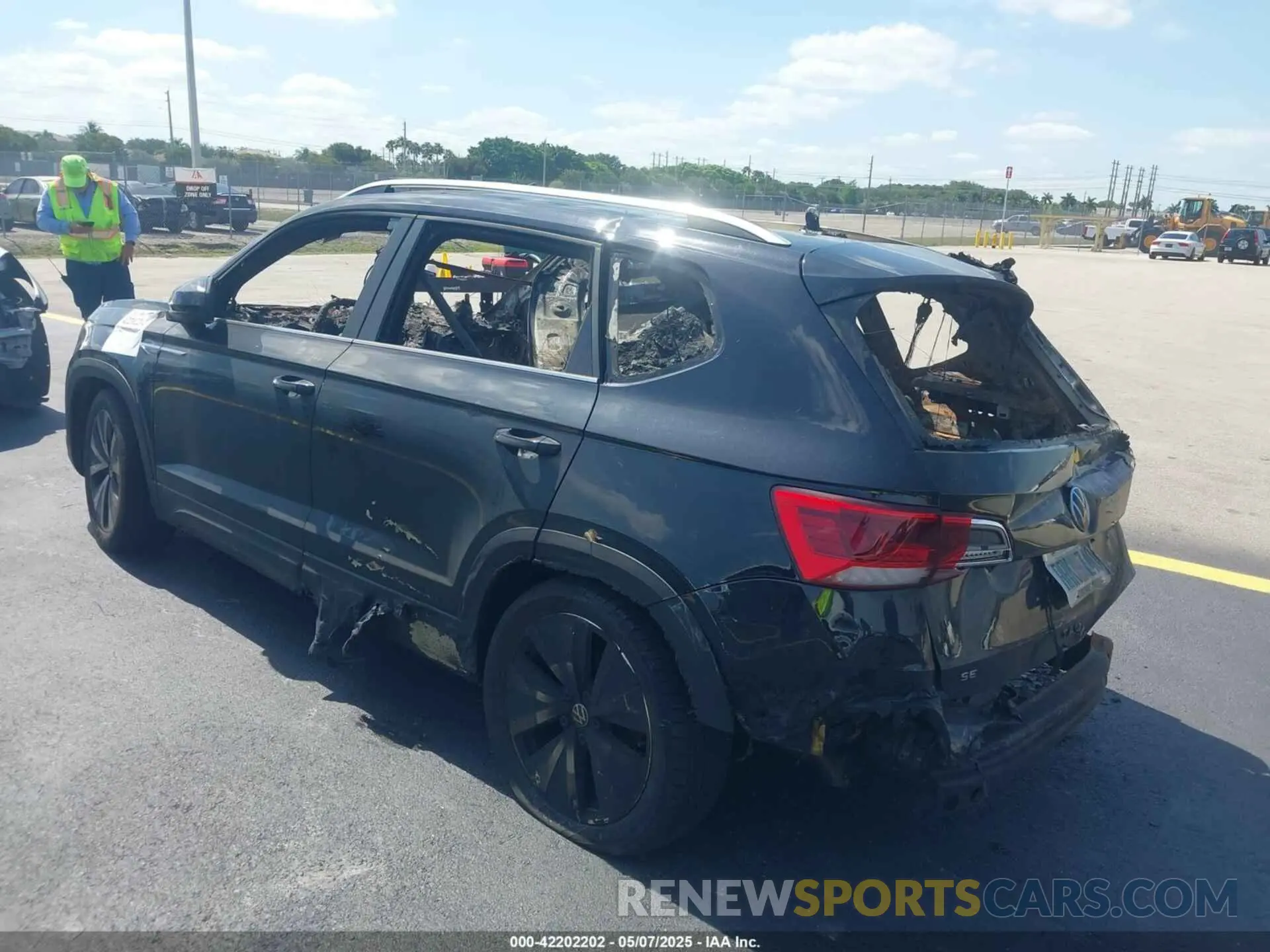 3 Фотография поврежденного автомобиля 3VVEX7B25RM056343 VOLKSWAGEN TAOS 2024