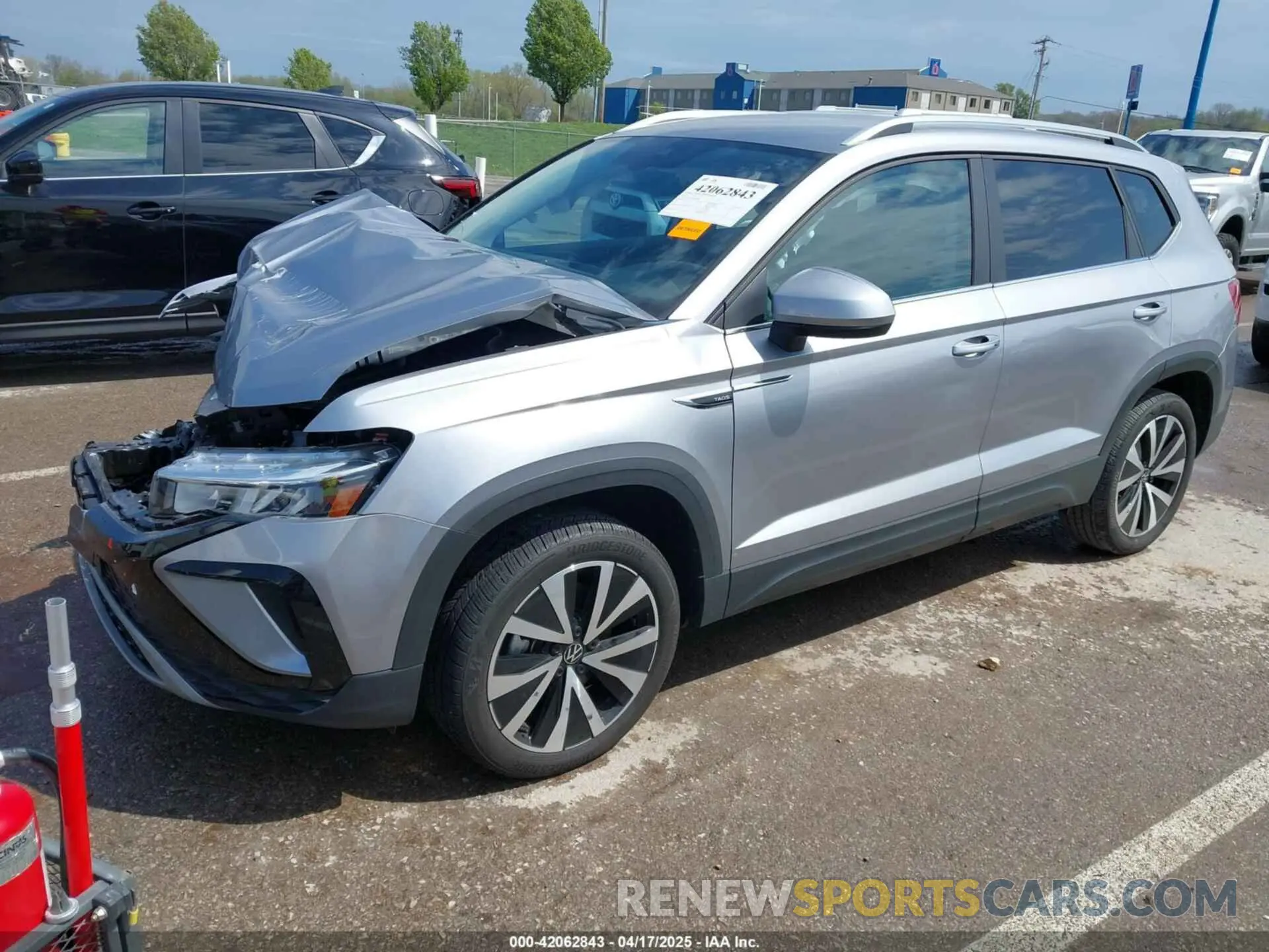 2 Фотография поврежденного автомобиля 3VVSX7B29RM099005 VOLKSWAGEN TAOS 2024
