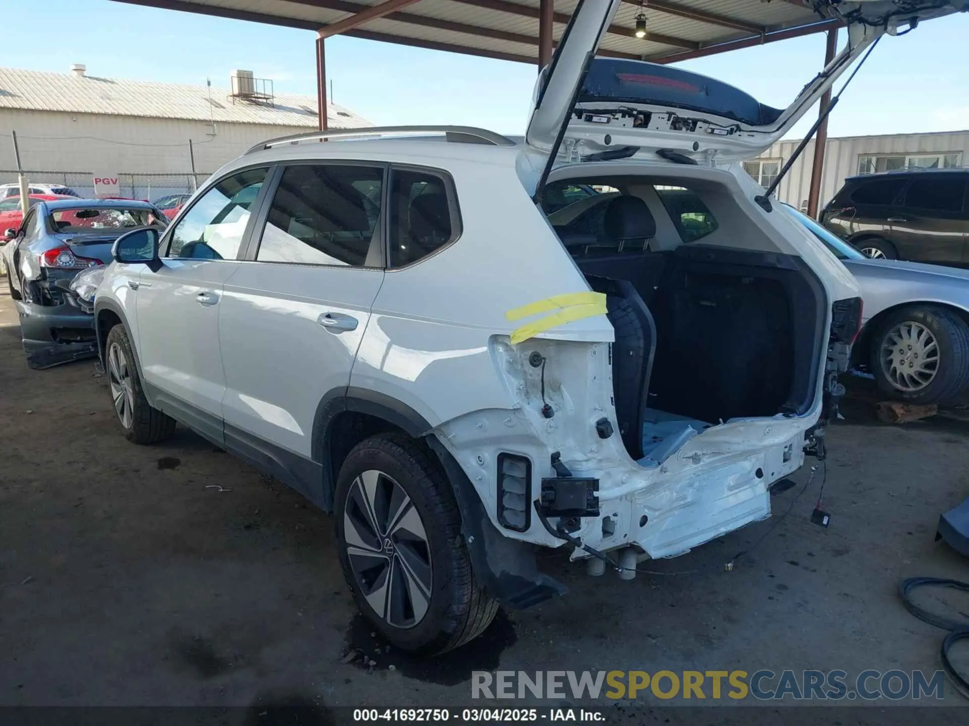 3 Фотография поврежденного автомобиля 3VVUX7B28RM062424 VOLKSWAGEN TAOS 2024