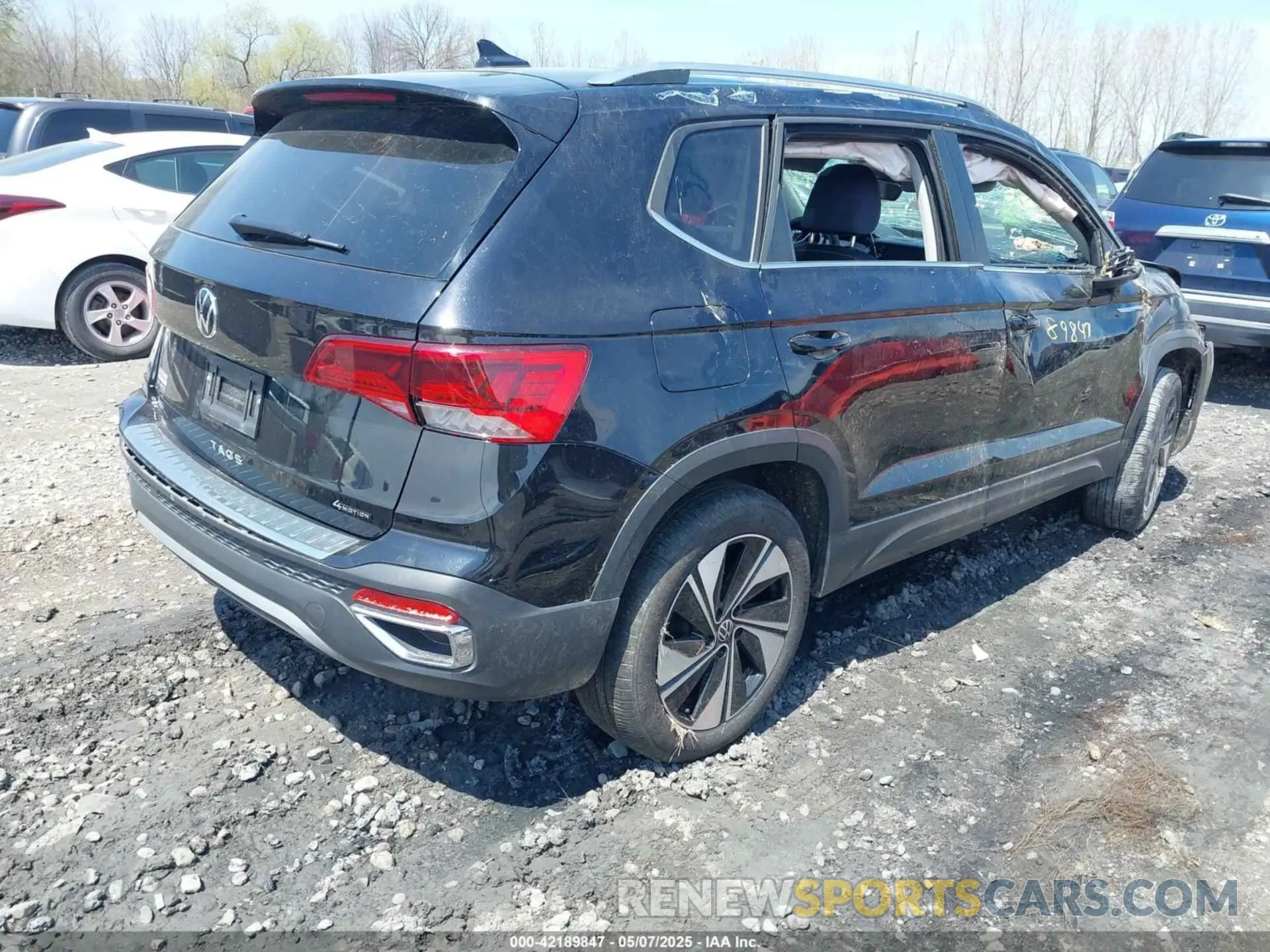 4 Фотография поврежденного автомобиля 3VVVX7B26RM052530 VOLKSWAGEN TAOS 2024